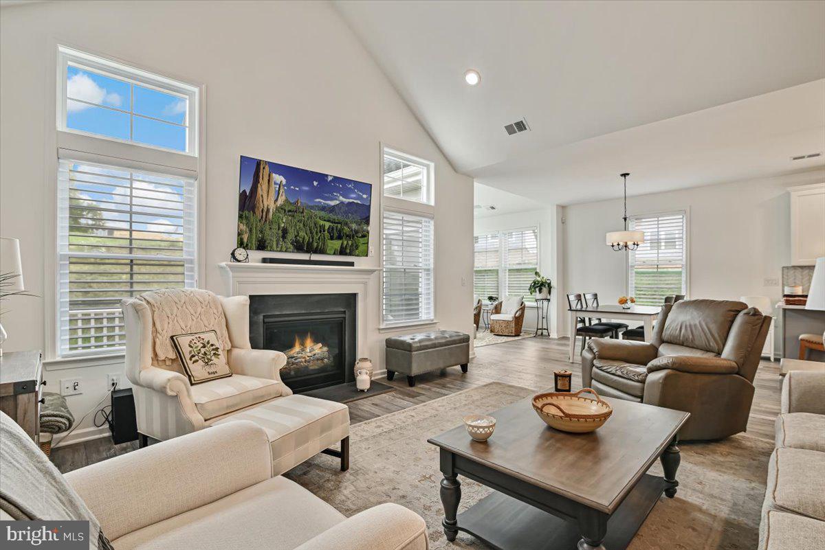 LOCUST VALLEY - Residential