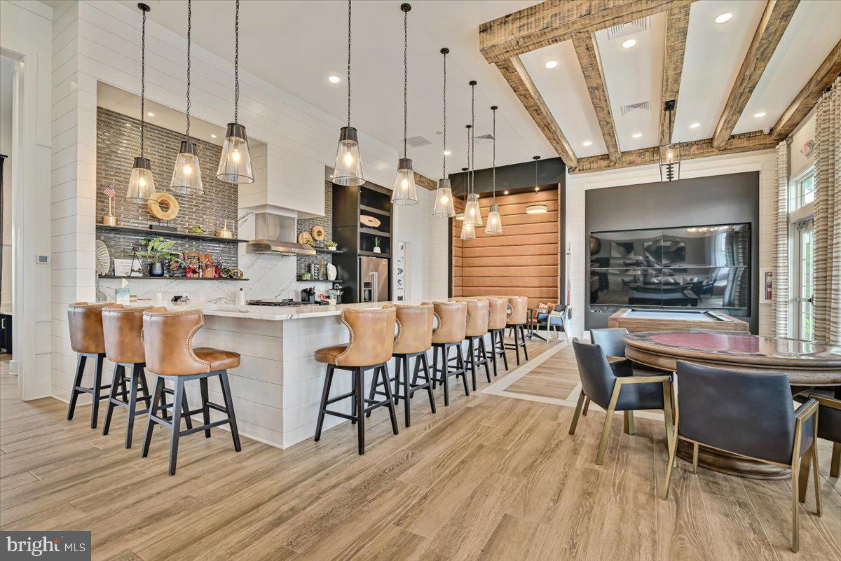 LOCUST VALLEY - Residential