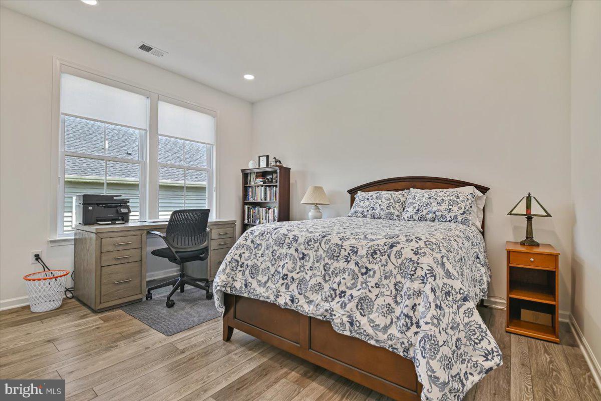 LOCUST VALLEY - Residential