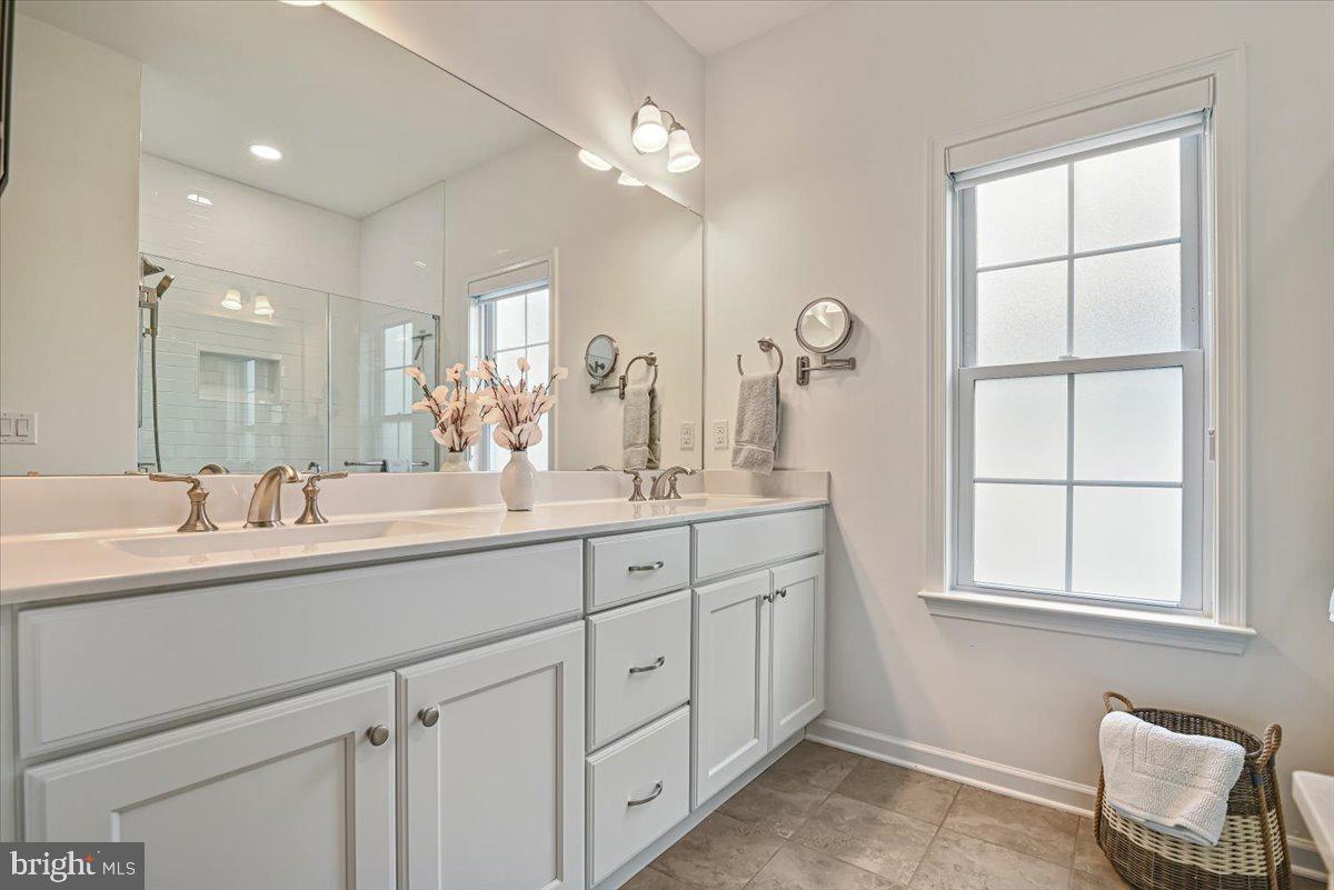 LOCUST VALLEY - Residential