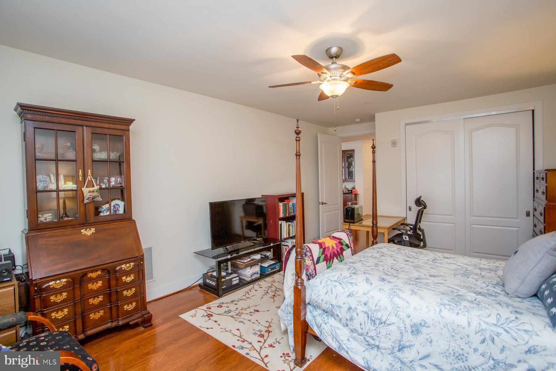 MERIDIAN VALLEY SQ - Residential