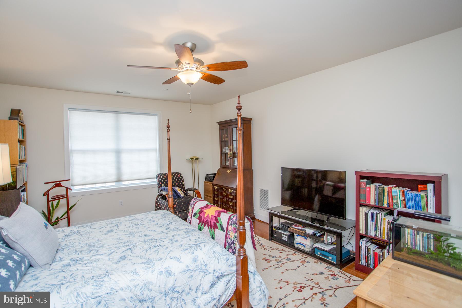 MERIDIAN VALLEY SQ - Residential