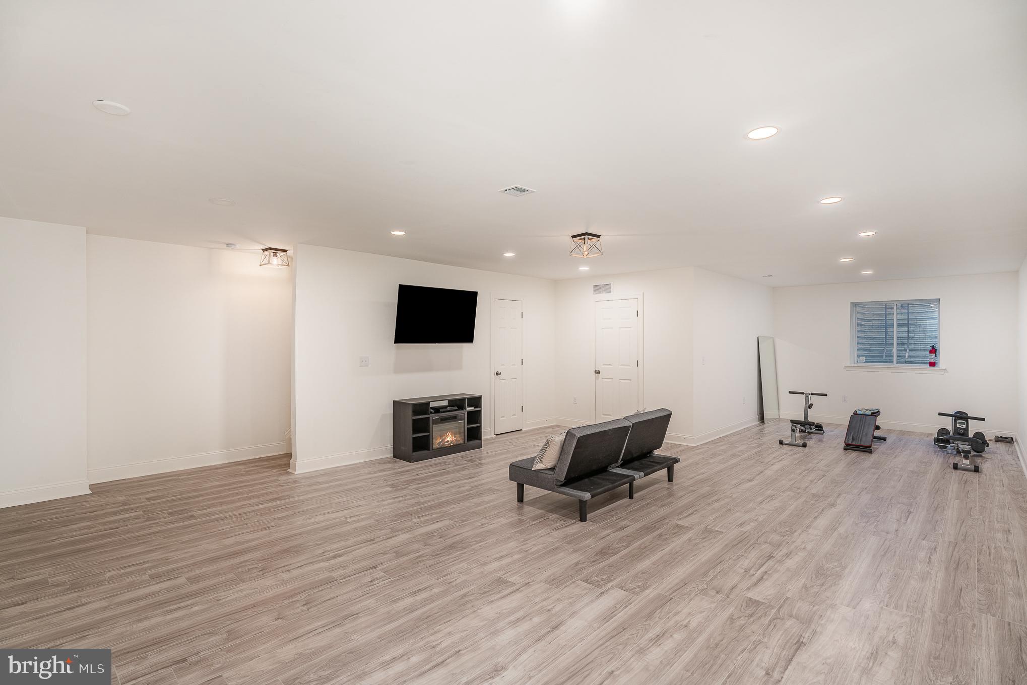 WINDY HEIGHTS, THE NEW - Residential