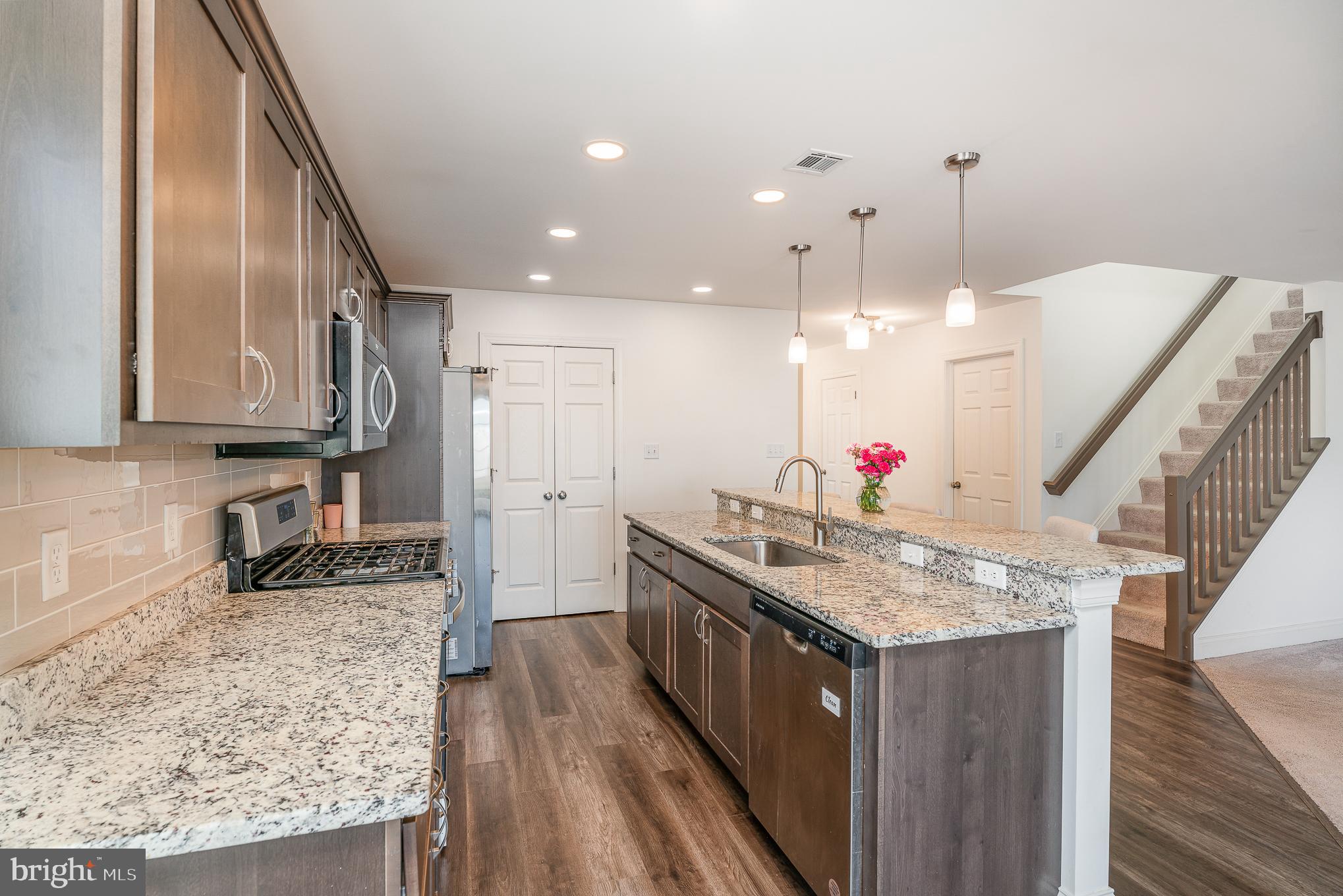 WINDY HEIGHTS, THE NEW - Residential