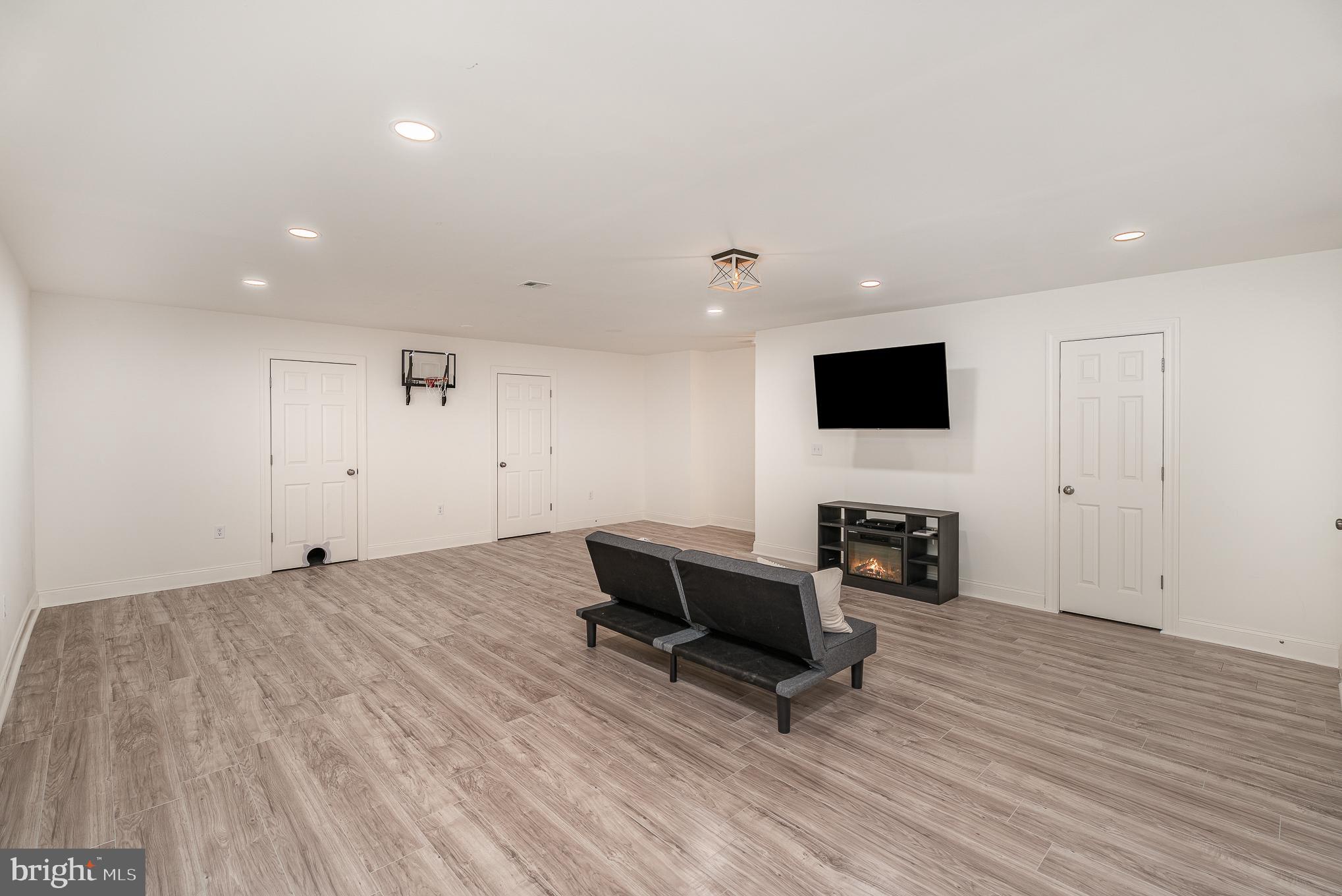 WINDY HEIGHTS, THE NEW - Residential