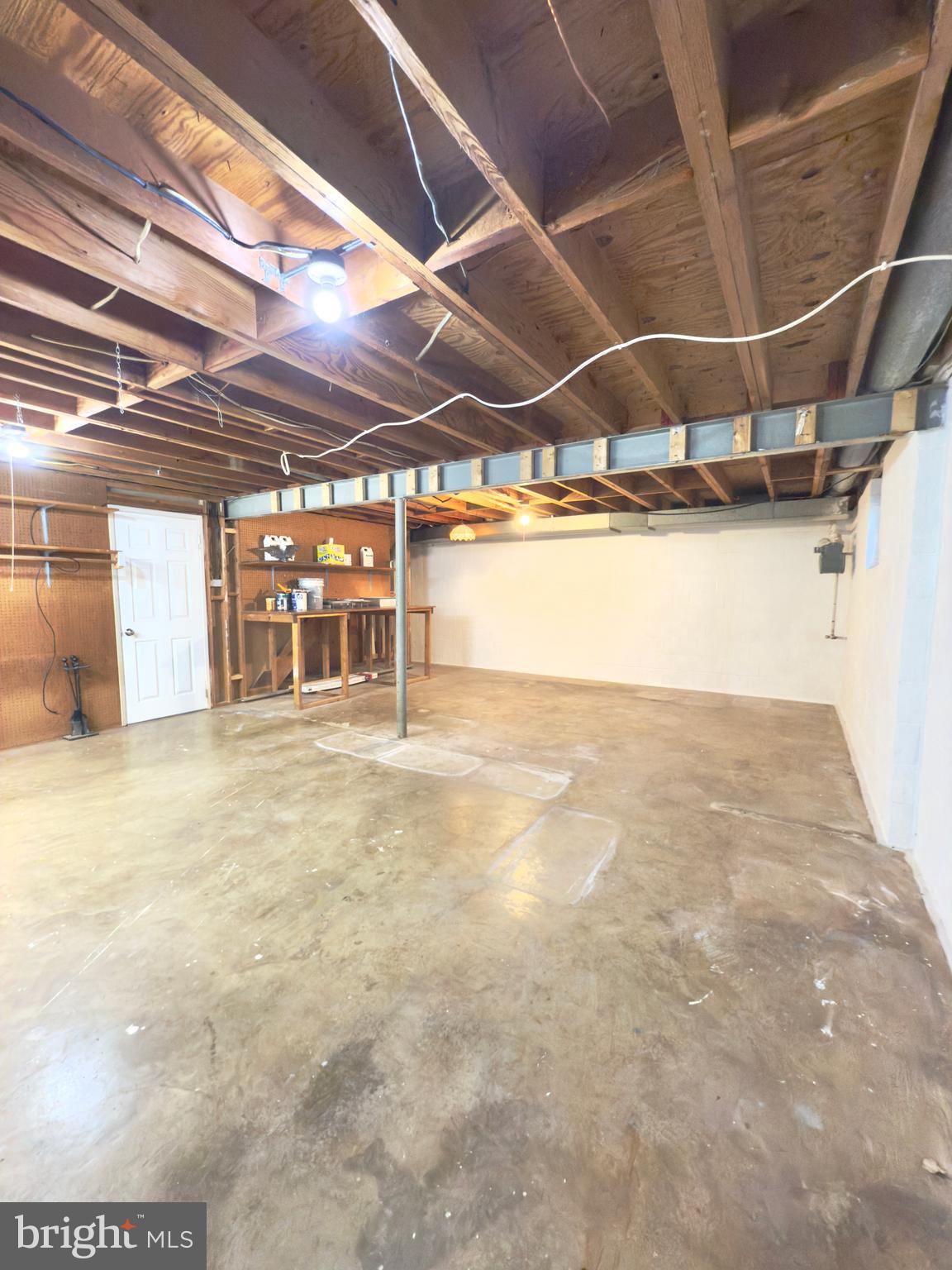 COUNTRY CLUB MANOR - Residential Lease