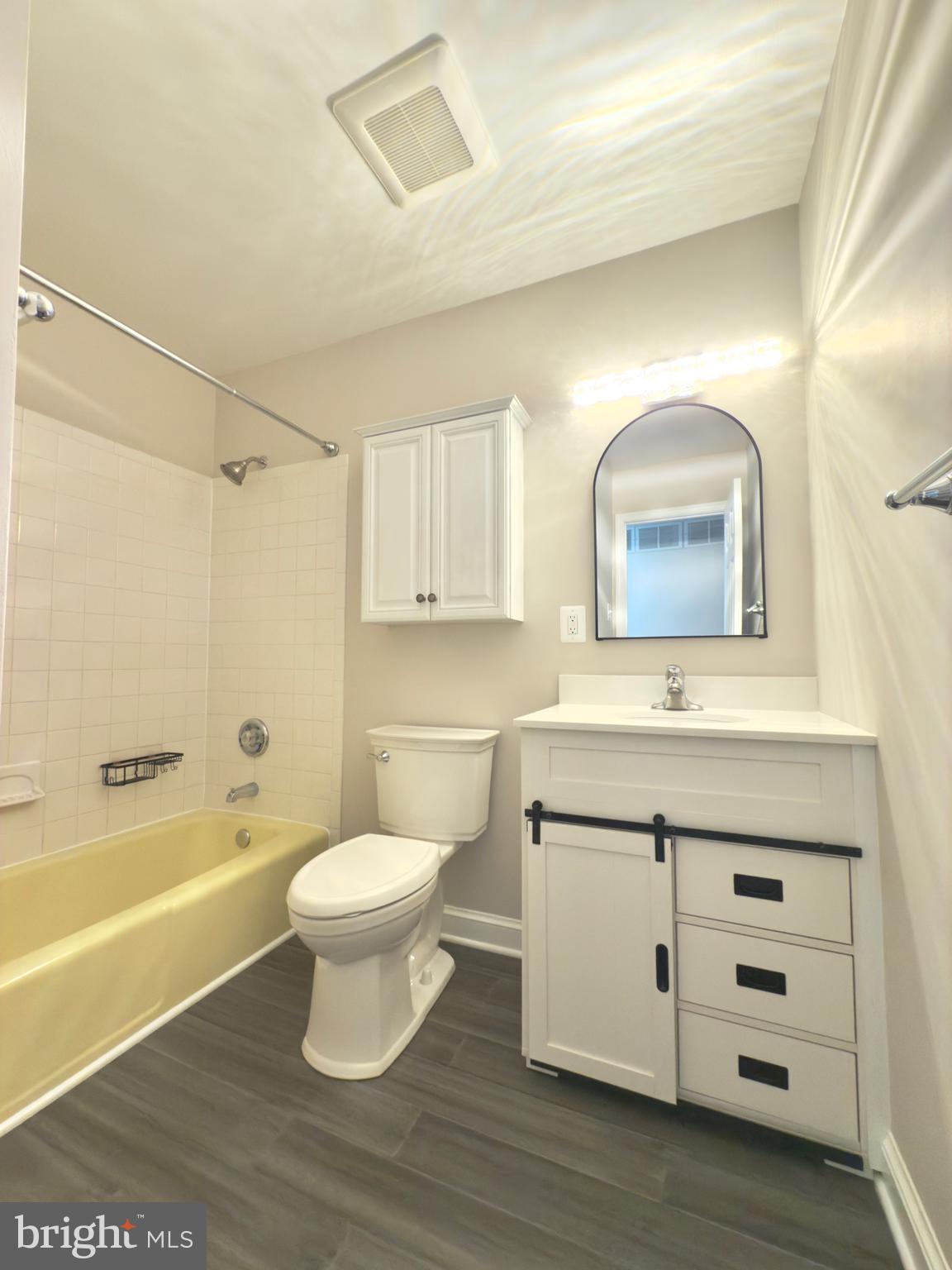 COUNTRY CLUB MANOR - Residential Lease