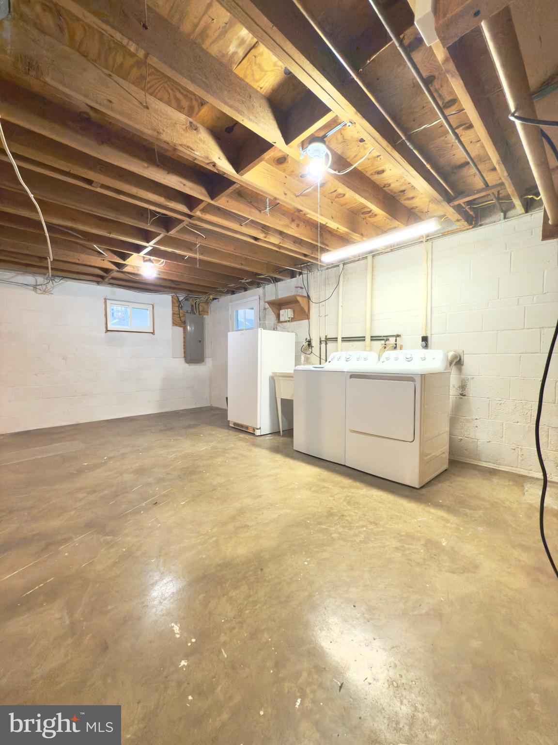 COUNTRY CLUB MANOR - Residential Lease