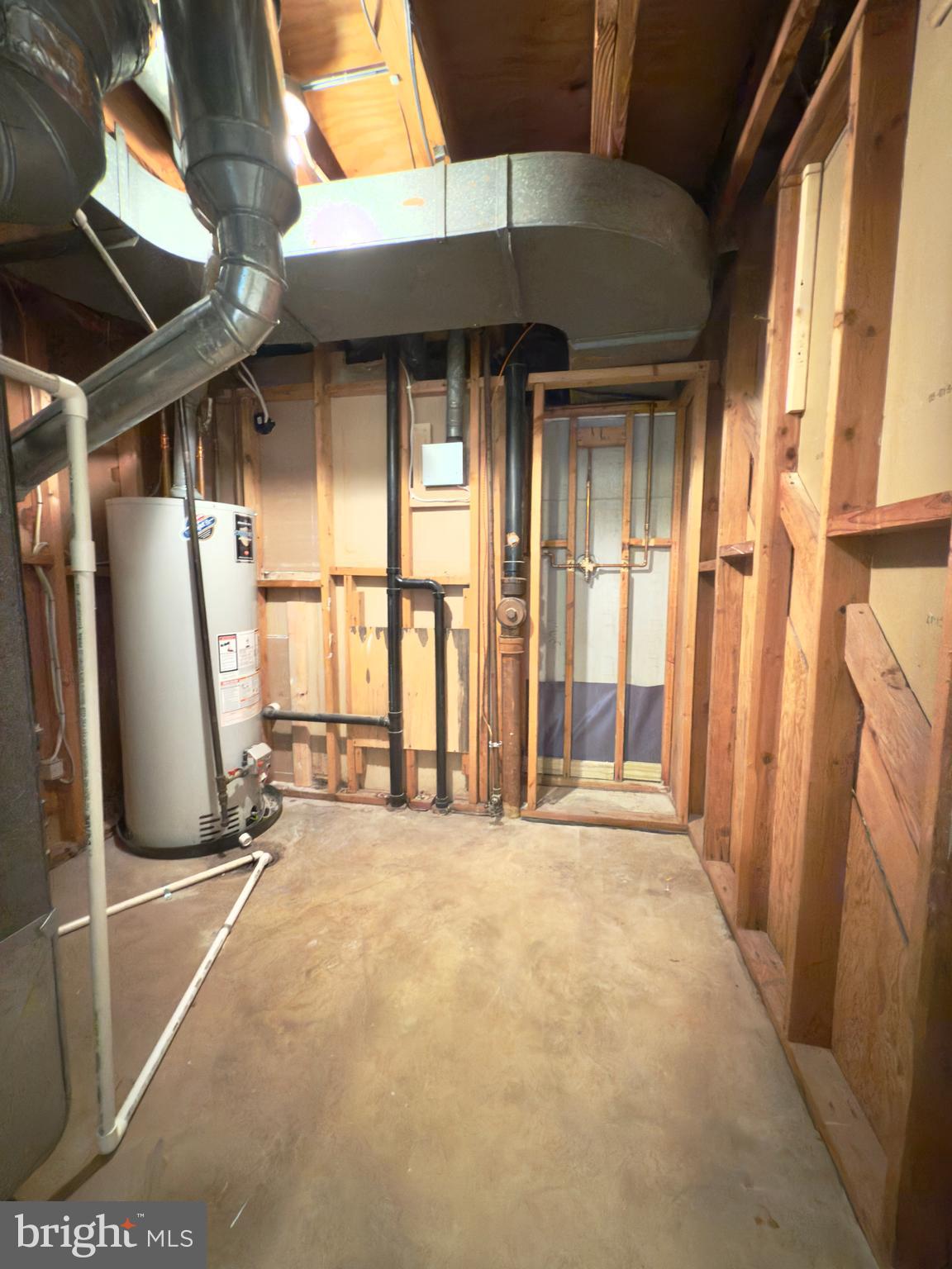 COUNTRY CLUB MANOR - Residential Lease