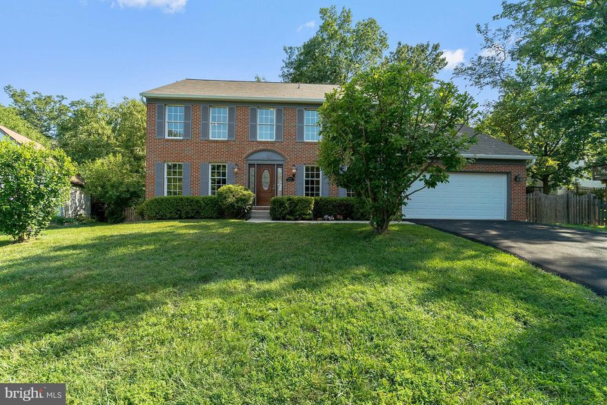 HUGE FLAT FENCED REAR YARD ON QUIET CUL DE SAC, 4 GENEROUS SIZE BEDRMS, 2 FULL BATHS UP, NEW CARPETS THROUGHOUT, NEW WD FLRS IN KITCHEN, ENTRY& DINING RM, GRANITE CNTRS IN KITCHEN W/NEW DOUBLE OVENS,NEW HVAC, HOT WATER HEATER AND ROOF, FRESHLY PAINTED AND READY FOR YOUR PICKIEST BUYERS, LL REC ROOM WITH FULL BATH, FAMILY RM W/FP AND BUILT IN BOOKCASES, 2 FRENCH DOORS LEADING TO HUGE DECK..NO HOA