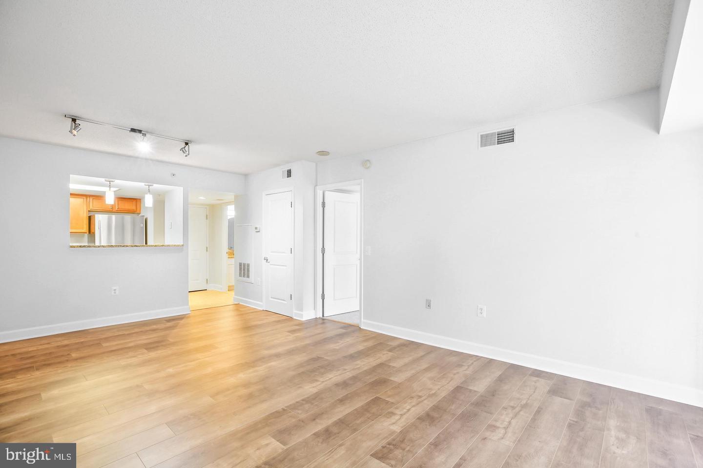 CARLTON HOUSE - Residential Lease