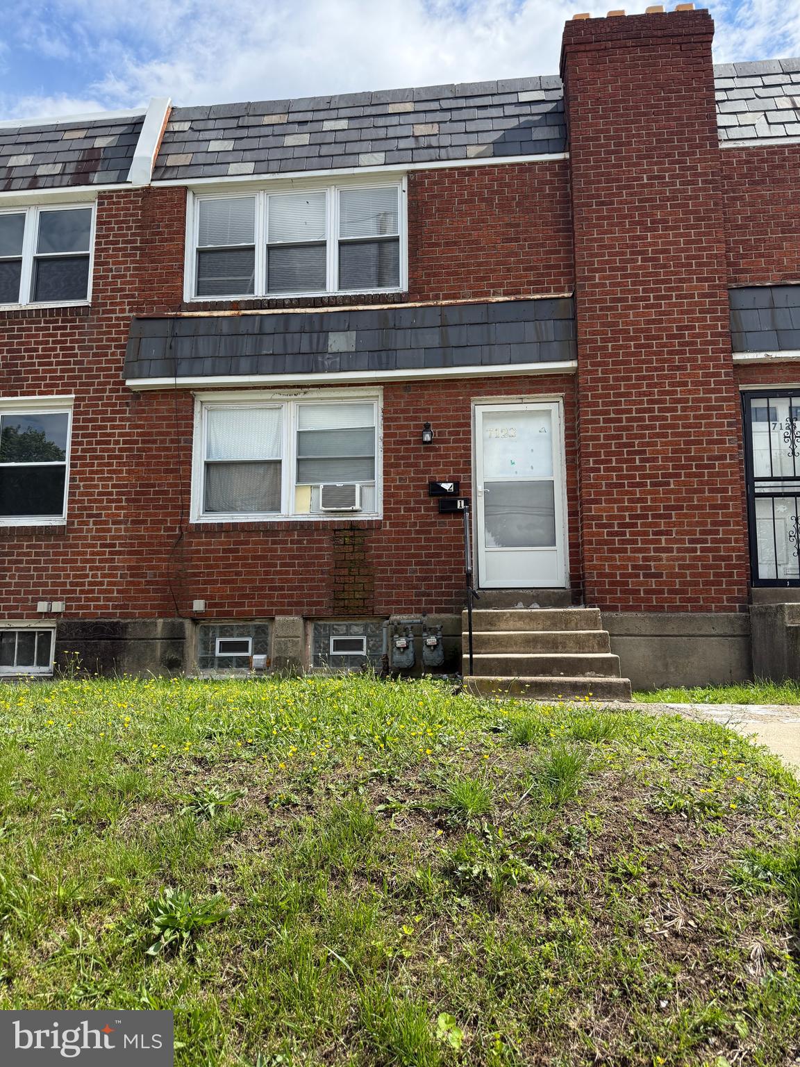 ✨ Beautiful & Bright 2-Bedroom Apartment in Upper Darby – Available Now! ✨
📍 7122 Clinton Road, 2nd Floor, Upper Darby, PA 19082
💰 $1,414/month + utilities (gas, electric, & water)
📆 Move-in Ready – Schedule Your Private Tour Today!
🛏 2 Spacious Bedrooms | 🛁 1 Full Bathroom | 🏫 Upper Darby School District
✅ SECTION 8 WELCOME!
🏡 Inside Your New Home:
Step into this freshly painted, spotless second-floor apartment featuring beautiful hardwood floors, energy-efficient ceiling fans, and lots of natural light. The eat-in kitchen is equipped with a high-quality Frigidaire refrigerator and Whirlpool gas oven – perfect for home-cooked meals. The updated bathroom offers clean tile finishes, a modern vanity, medicine cabinet, and a shower-over-tub combo.
Each bedroom is bright, airy, and offers generous closet space, making this home both cozy and functional. Stay warm with efficient forced heat throughout.
🌆 Location, Location, Location!
Live in a prime Upper Darby location just steps from public transit and minutes from major highways including Routes 1, 3, 13, I-76, and I-476. You'll be close to shopping, schools, hospitals, and dining favorites like:
Saint Joseph’s University
Mercy Fitzgerald Hospital
Lankenau Medical Center
Acme, Giant, Walmart, ALDI, Whole Foods
Chick-fil-A and more!
🐾 Pet-Friendly Living:
Pets are welcome with owner approval! (No dogs)
Monthly pet rent: $40–$60
Refundable pet deposit: $300
📋 Lease Details:
1-year lease (longer terms available)
No smoking permitted
Showings by appointment only
📞 Don’t miss your chance to call this inviting space home!
Schedule your tour today and experience all that 7122 Clinton Road has to offer.
