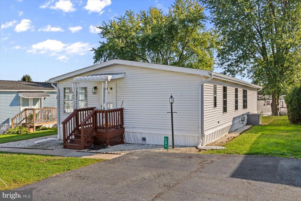 Photo of 207 Greyfield Drive, Lancaster, PA 17603 (MLS # PALA2042106)