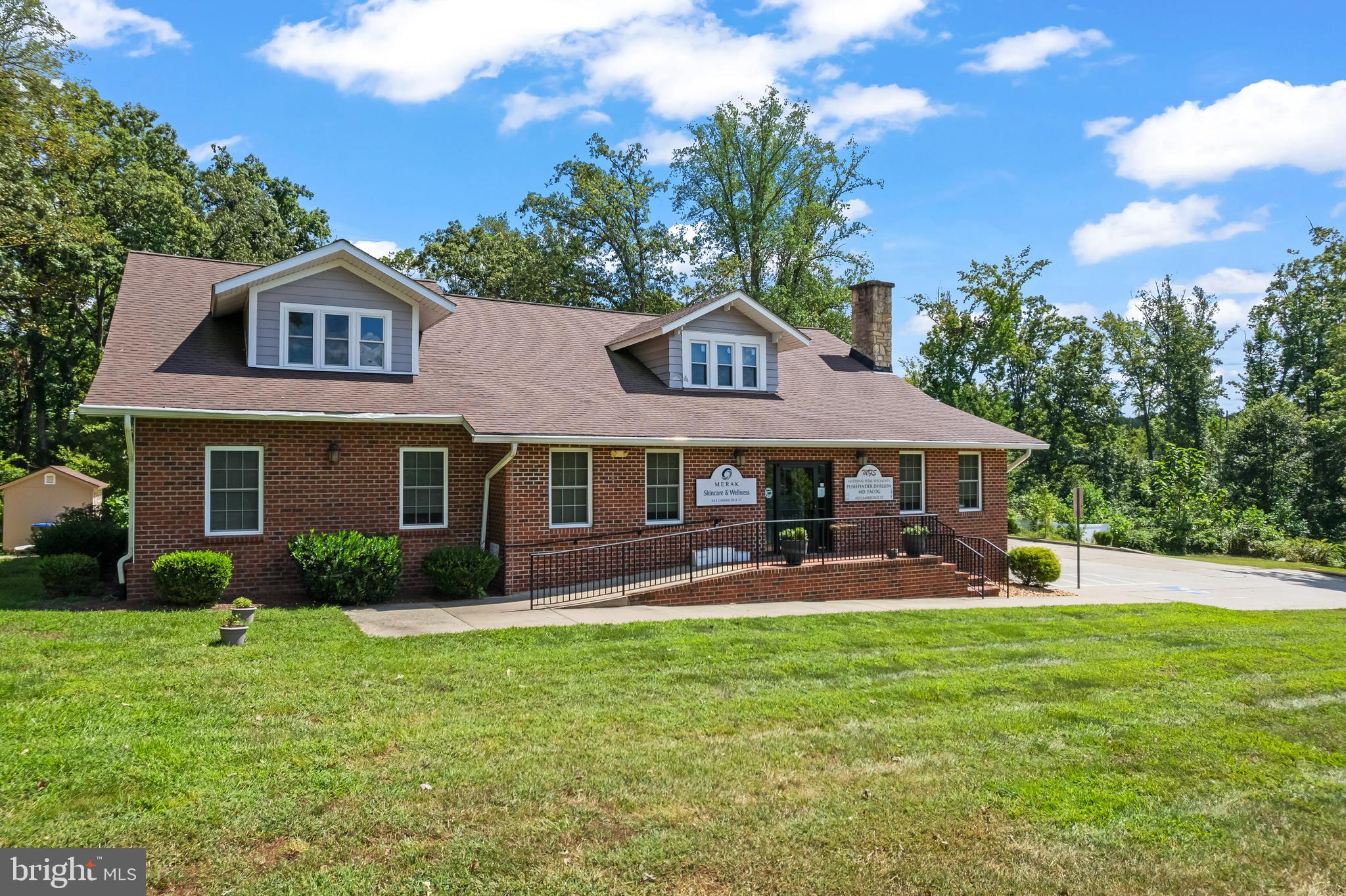 Main image without alt text