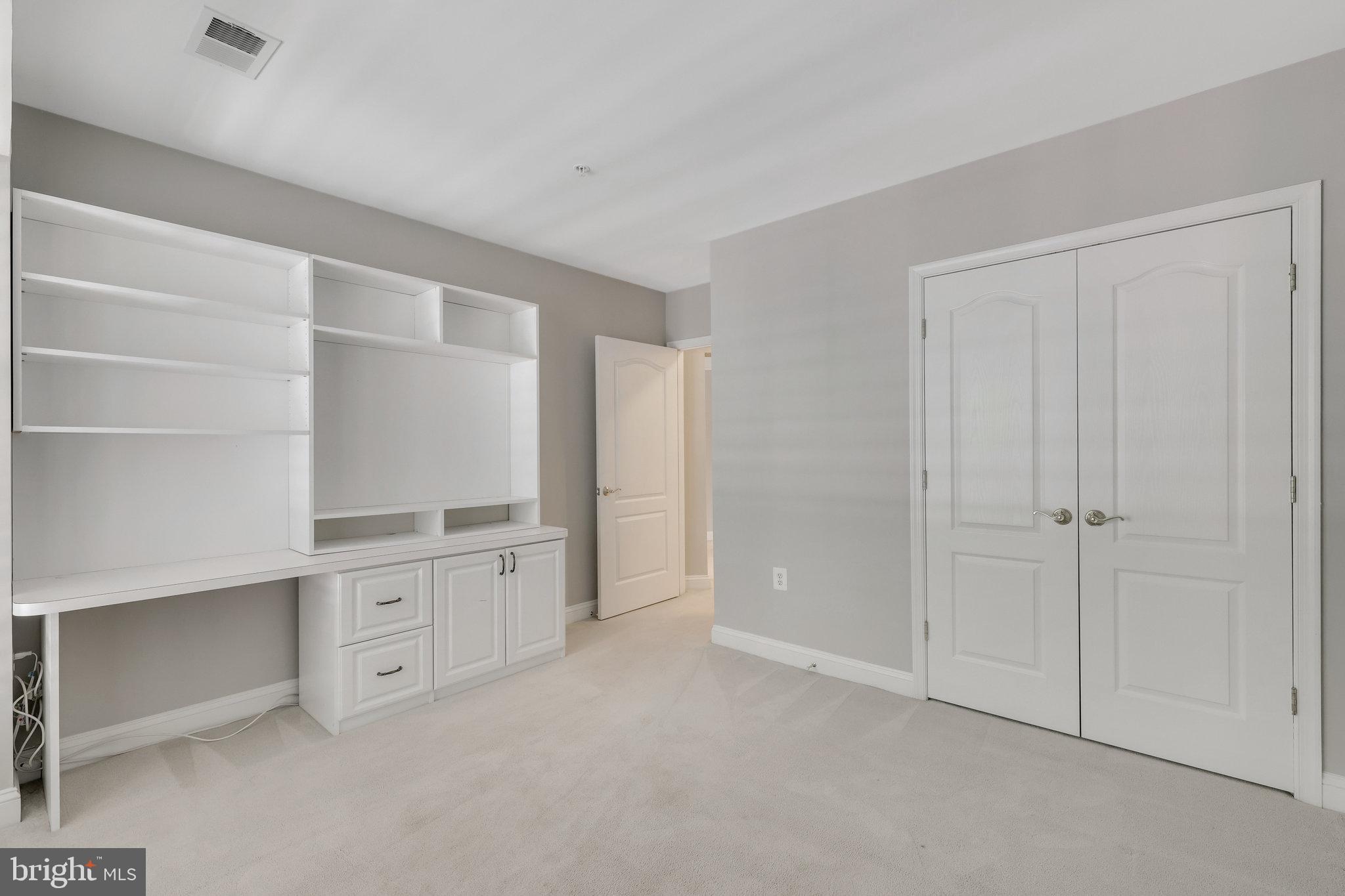 SAINTSBURY PLAZA - Residential