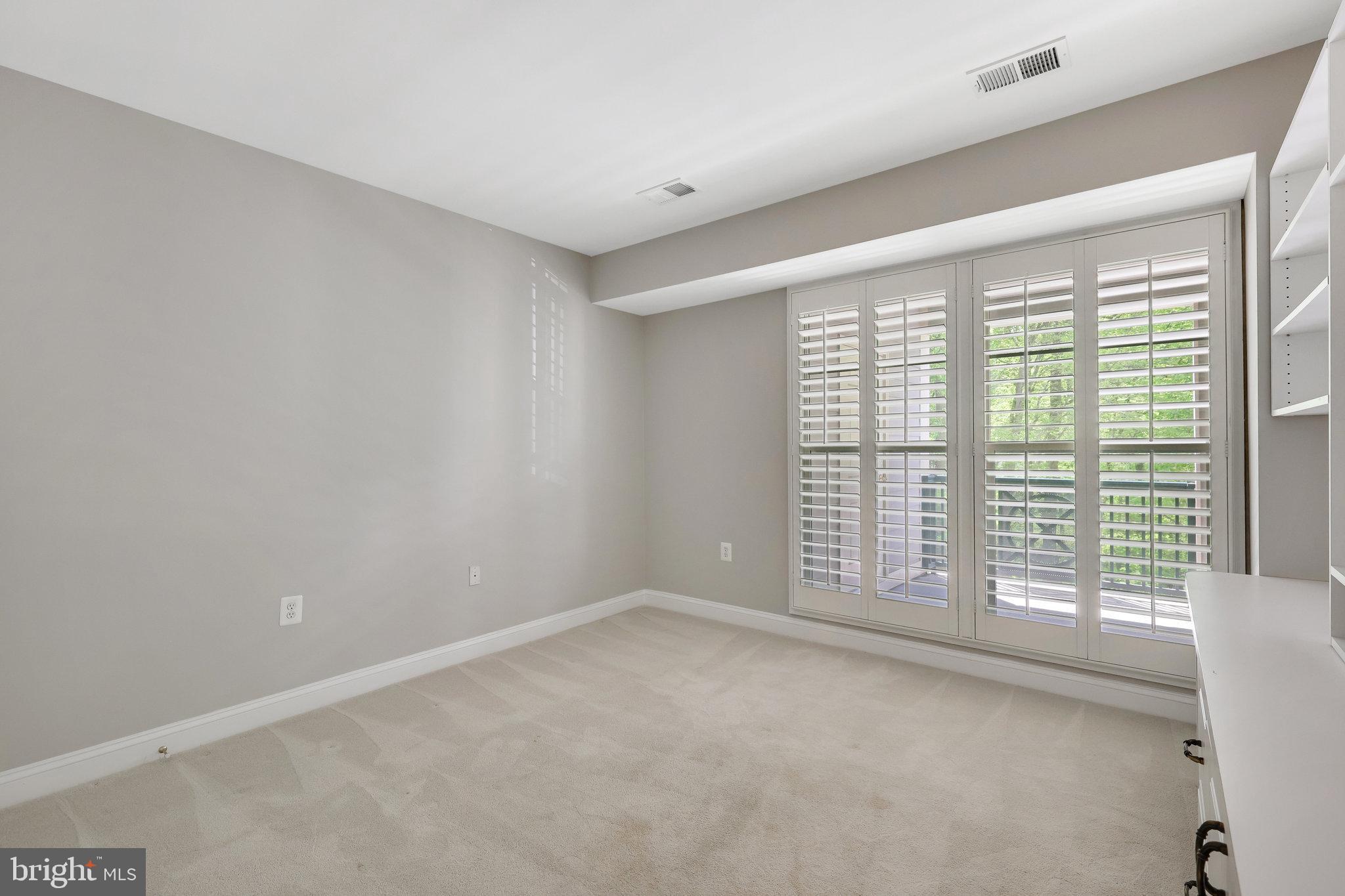 SAINTSBURY PLAZA - Residential