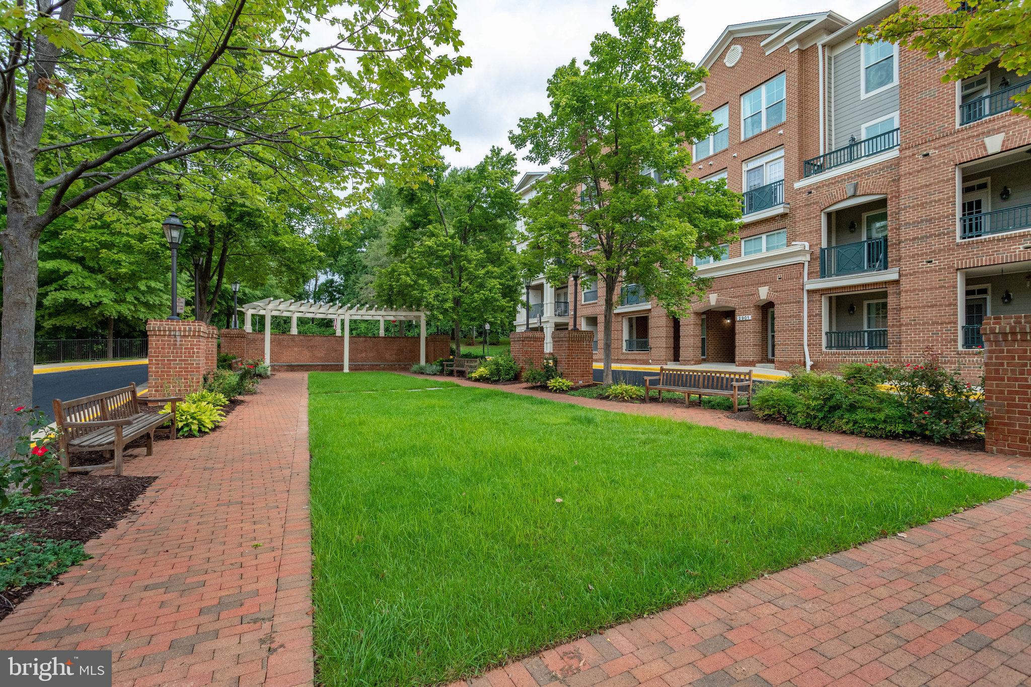 SAINTSBURY PLAZA - Residential