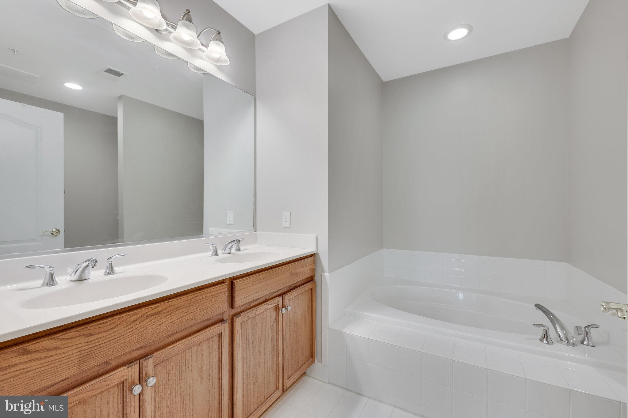 SAINTSBURY PLAZA - Residential