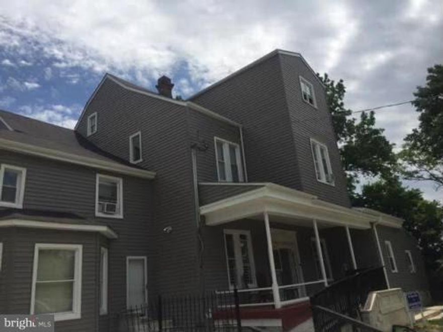 First floor apartment features 1 bed and 1 bath.  4a also available features 2 beds and 1 bath $925