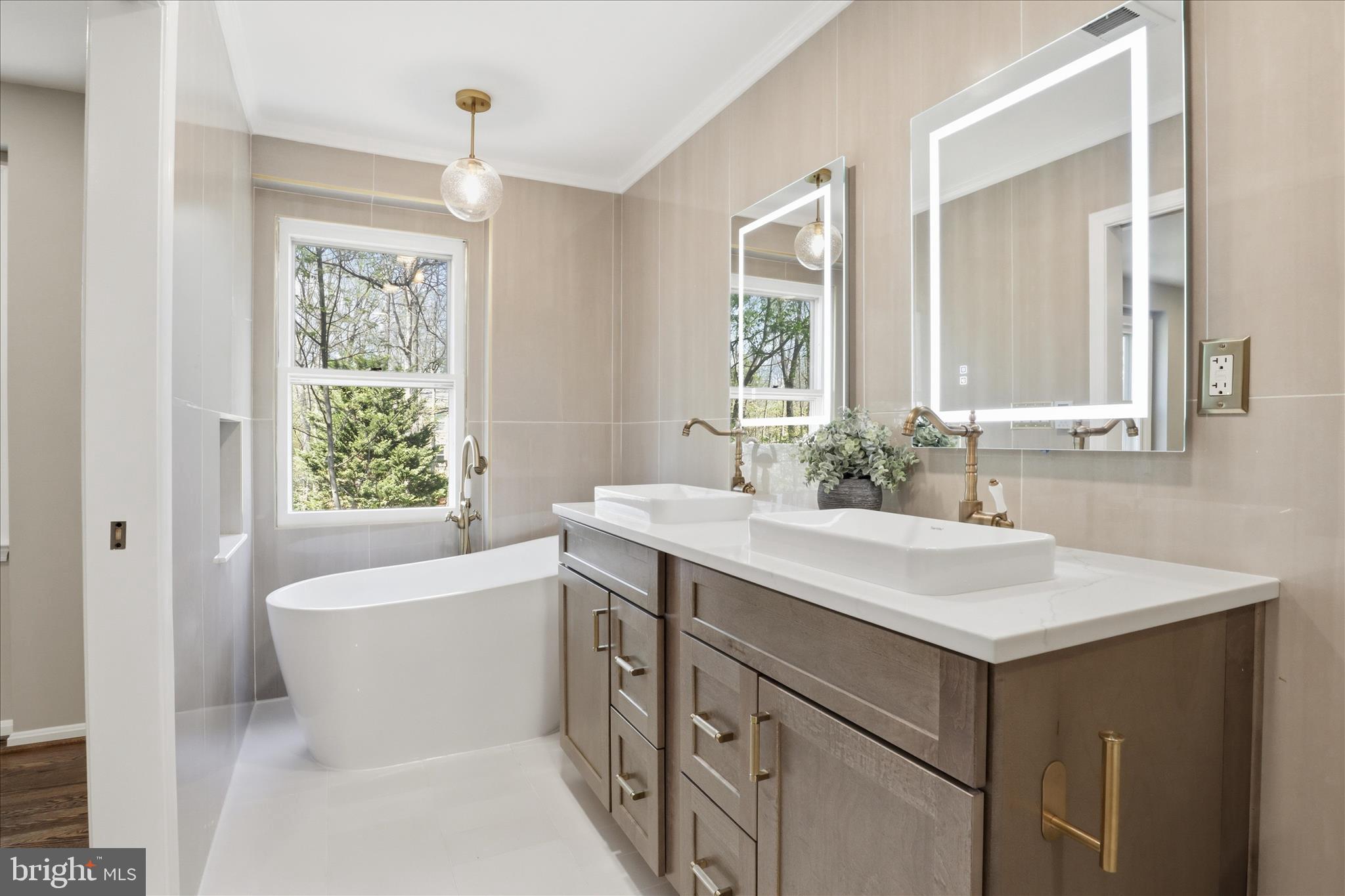 HOLLY KNOLL - Residential