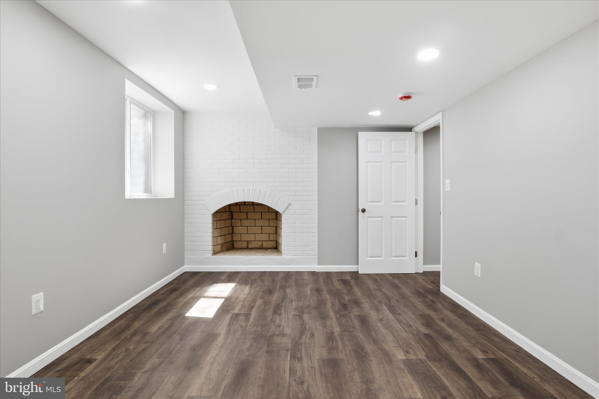 HOLLY KNOLL - Residential