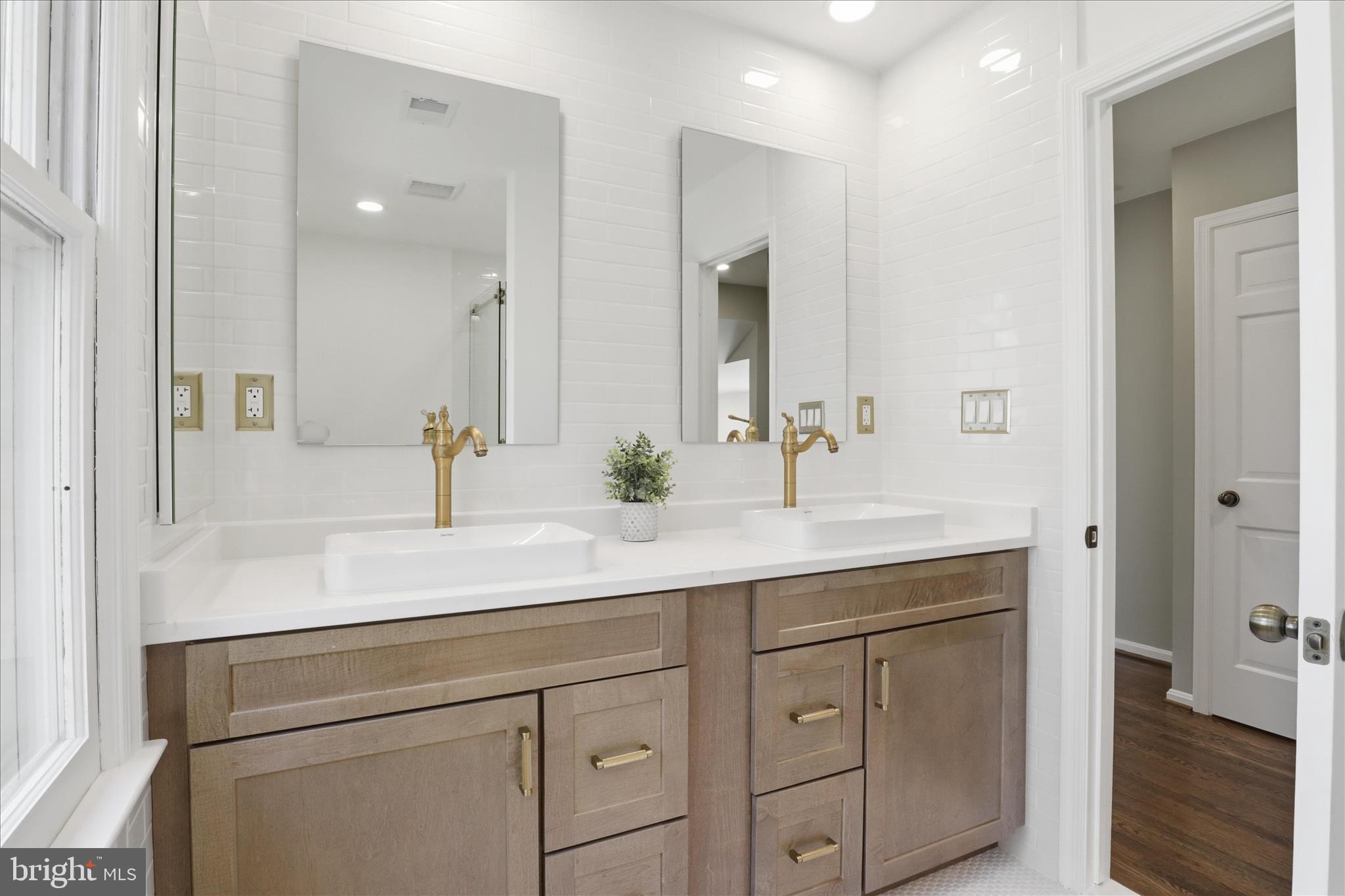 HOLLY KNOLL - Residential