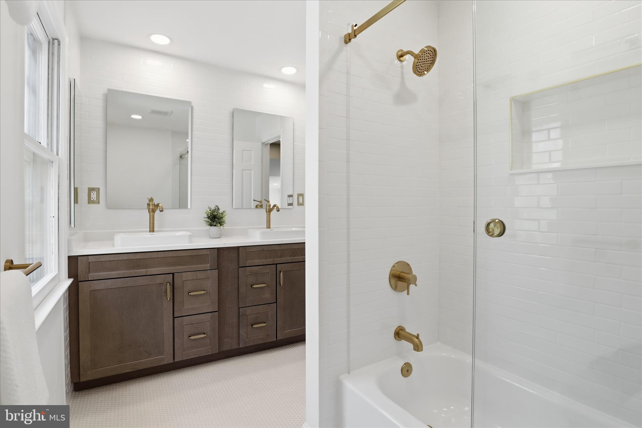 HOLLY KNOLL - Residential