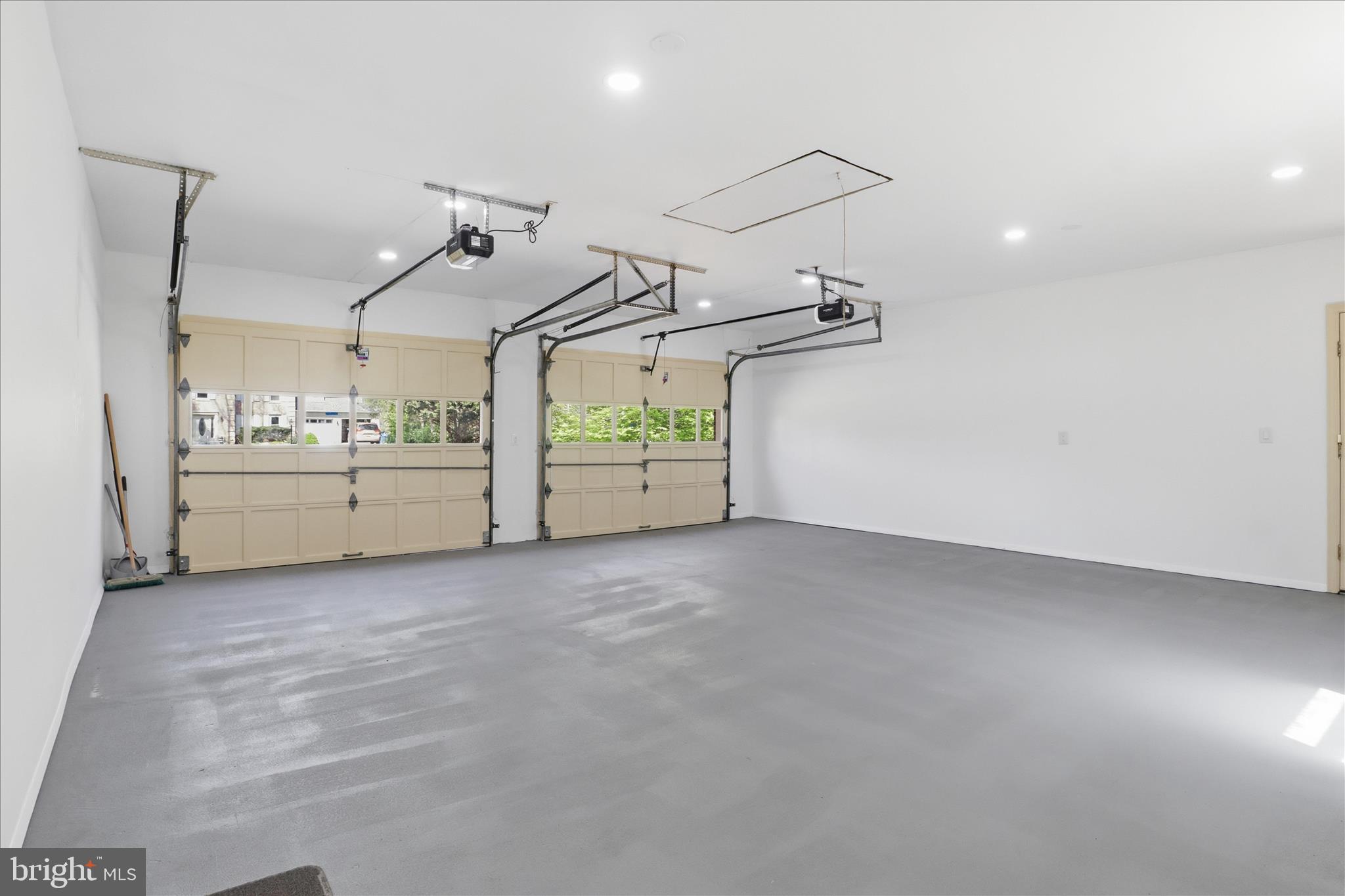 HOLLY KNOLL - Residential