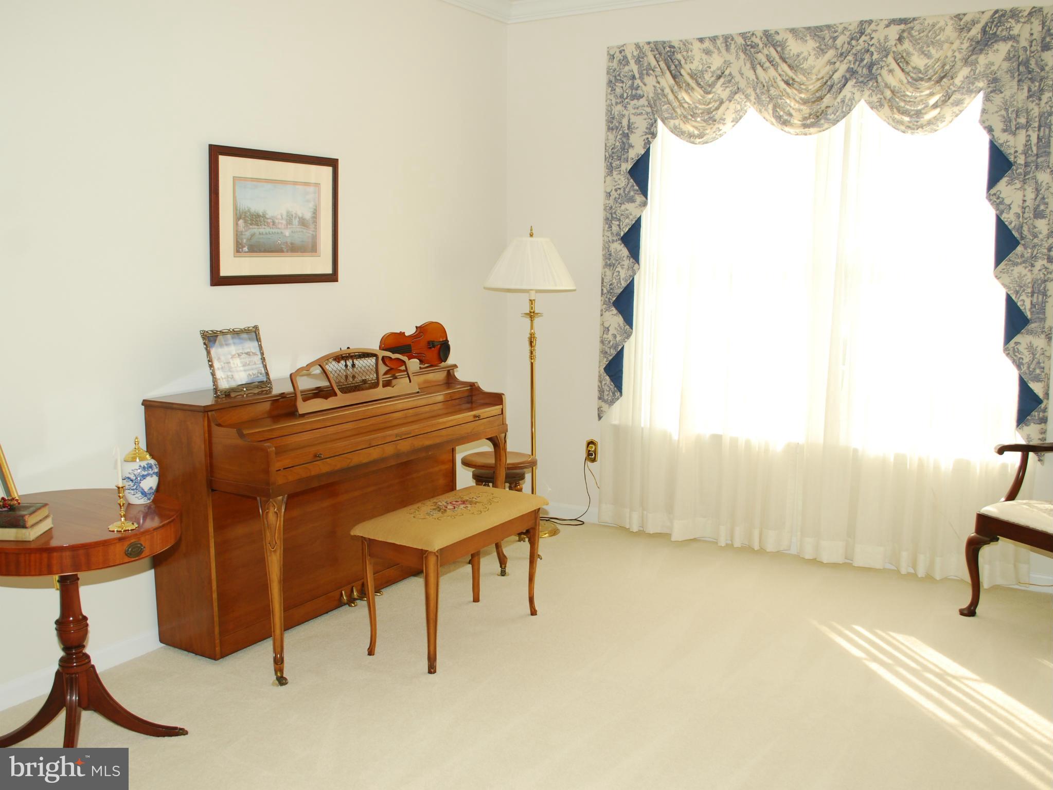 FOUR SEASONS - Residential