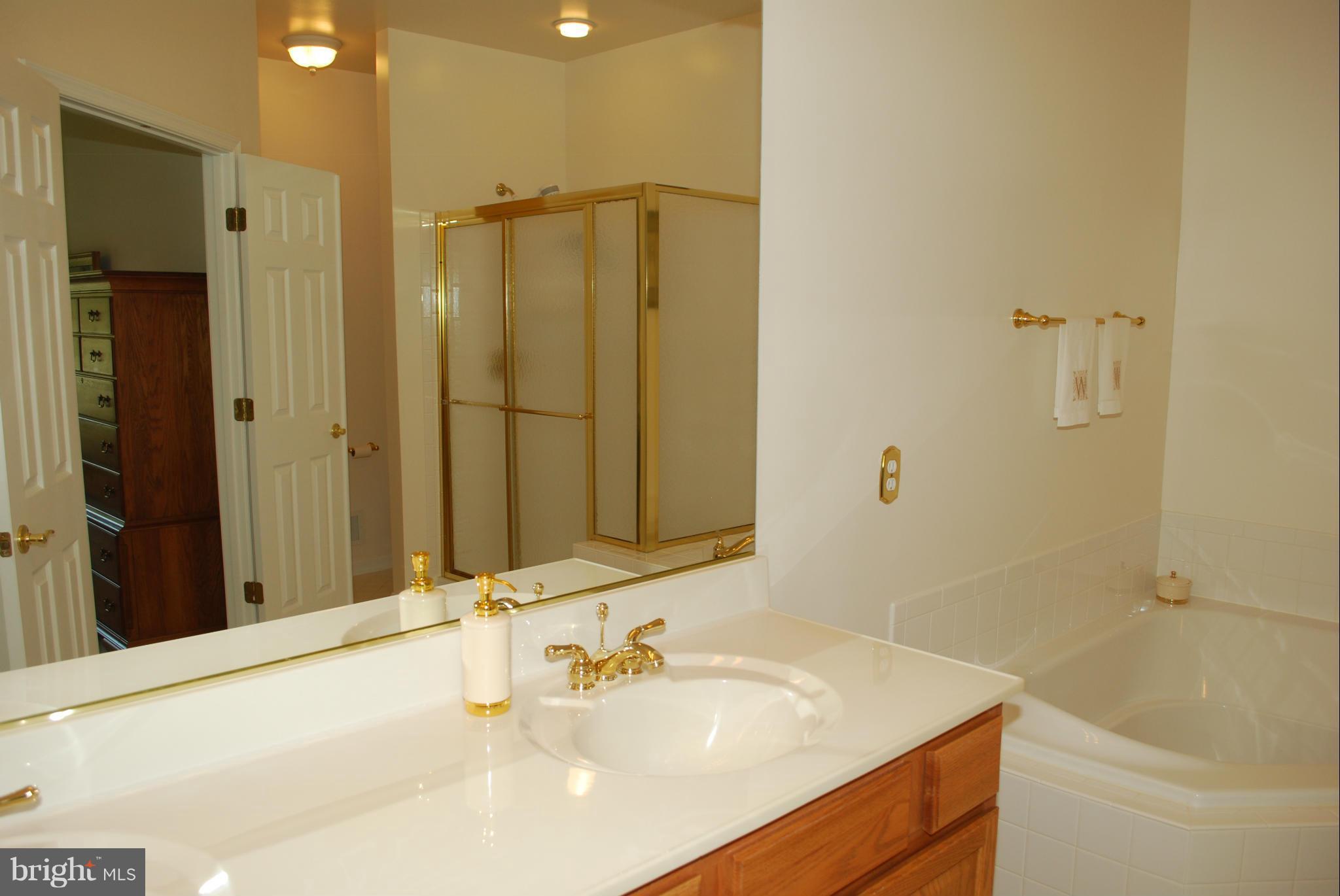 FOUR SEASONS - Residential