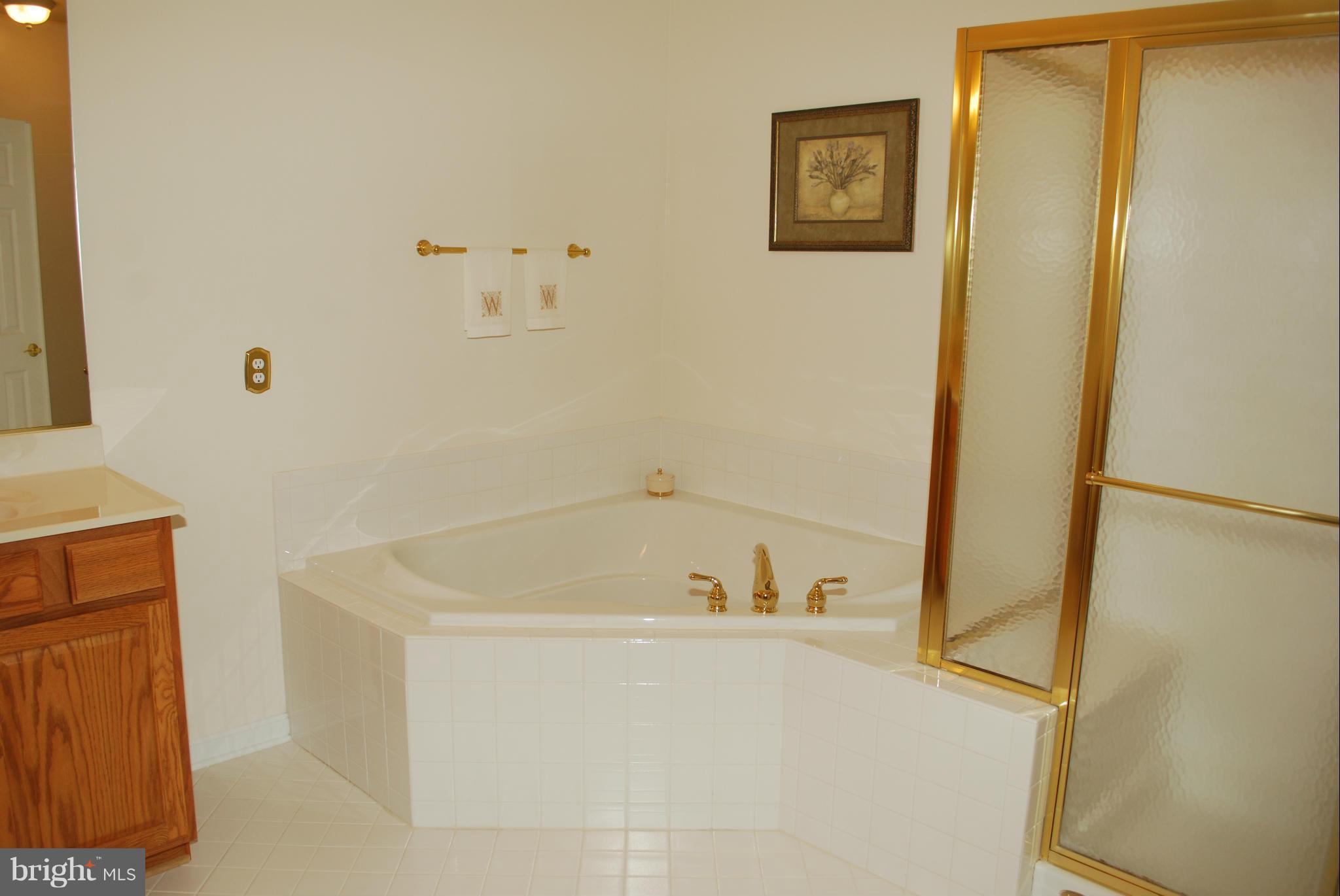 FOUR SEASONS - Residential