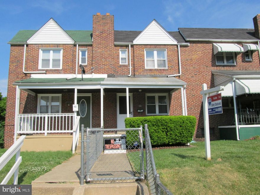 Come see this well maintained 3 bedroom, 1-1/2 bath townhome.  Newly renovated bath!  New water line and gas line!   Fenced yard!  Second kitchen in basement!