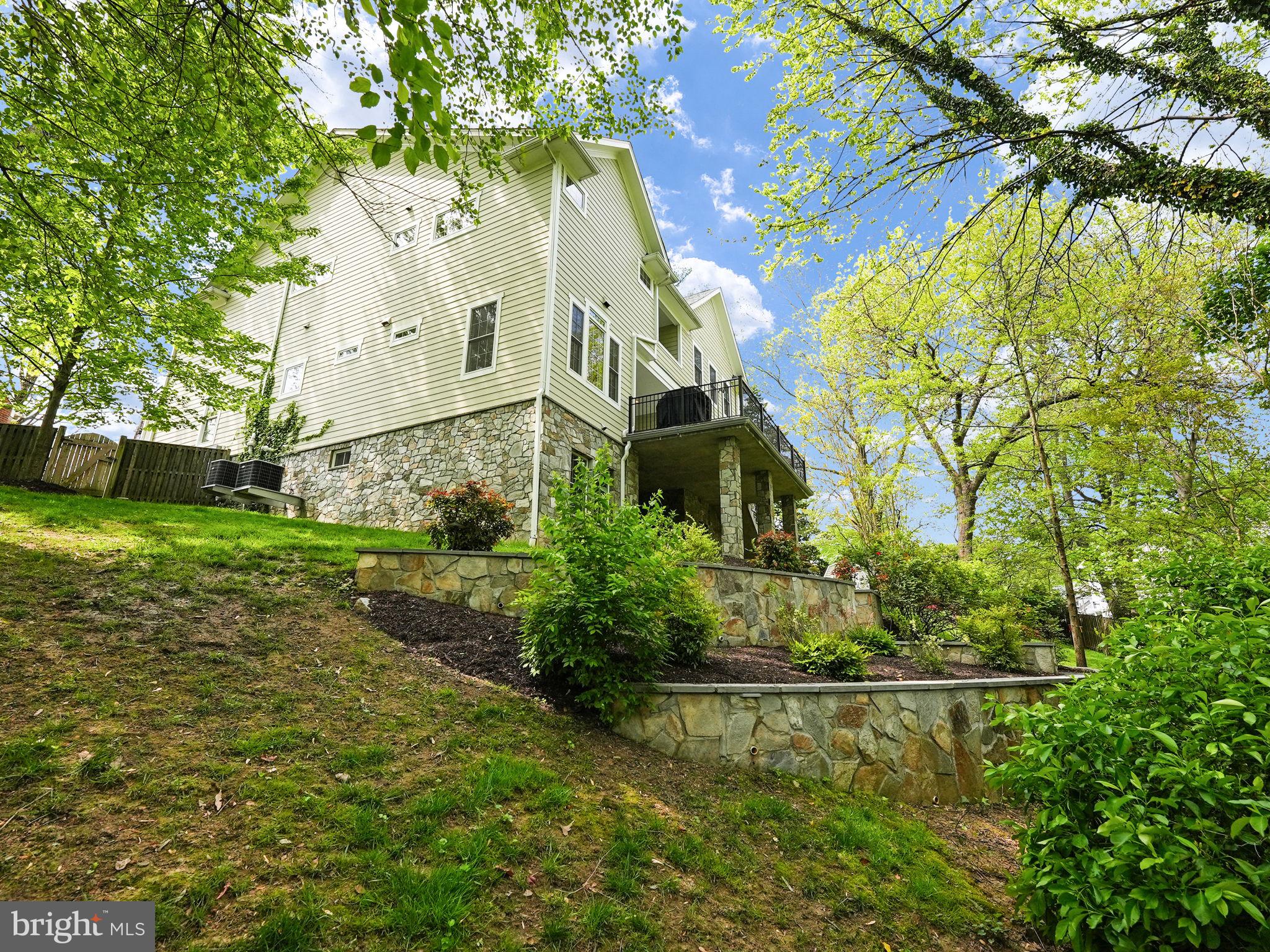 CRESCENT HILLS - Residential