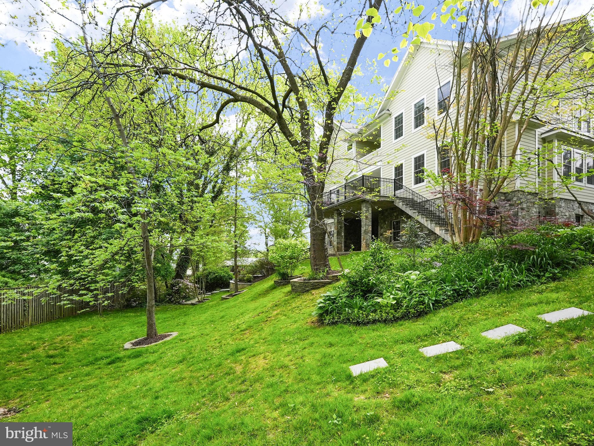 CRESCENT HILLS - Residential