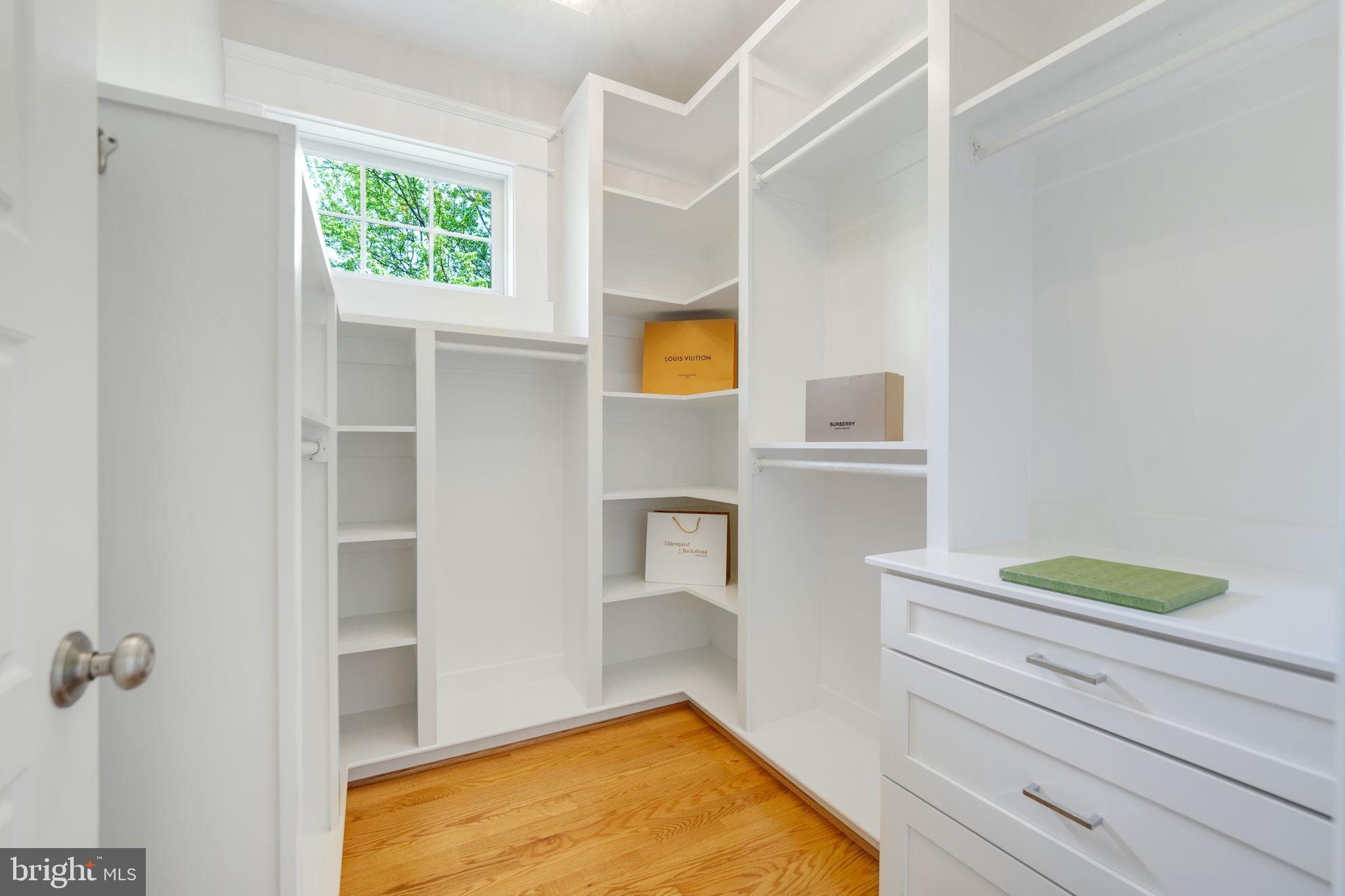 CRESCENT HILLS - Residential