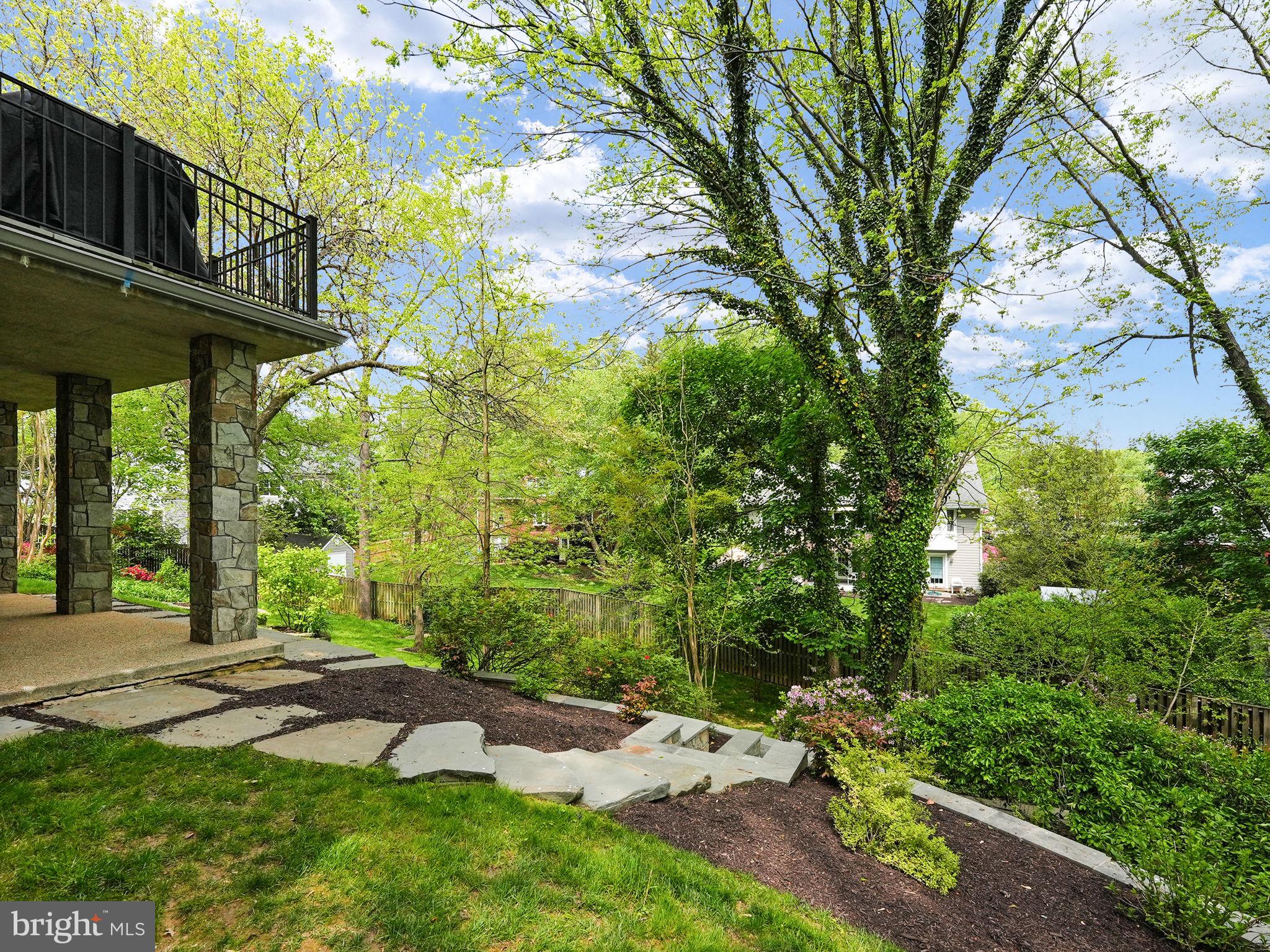 CRESCENT HILLS - Residential