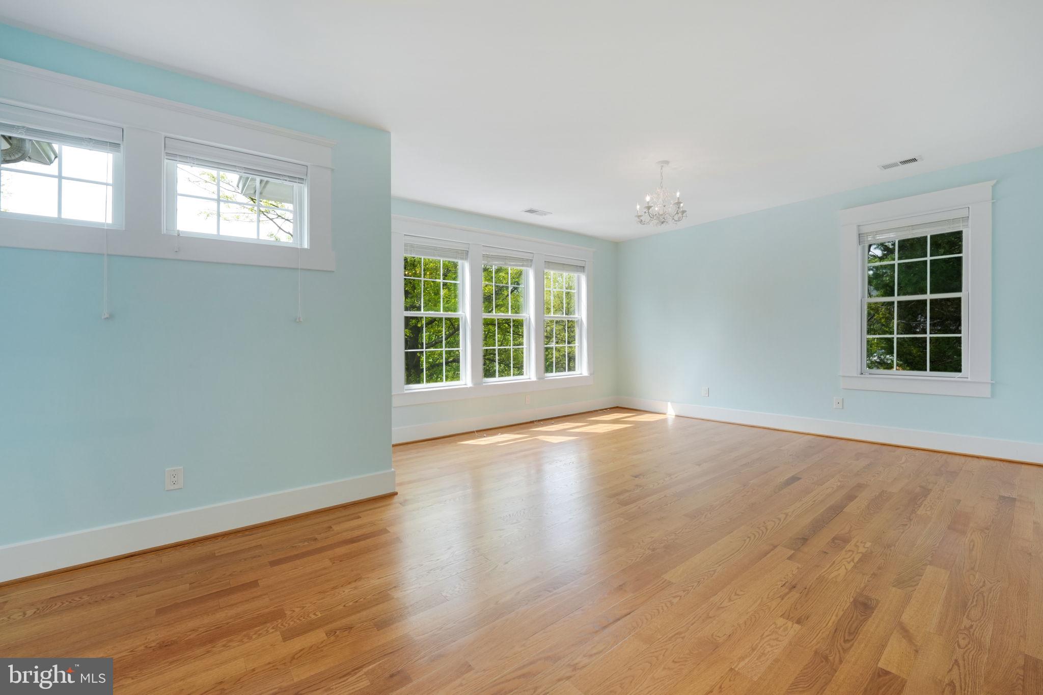 CRESCENT HILLS - Residential