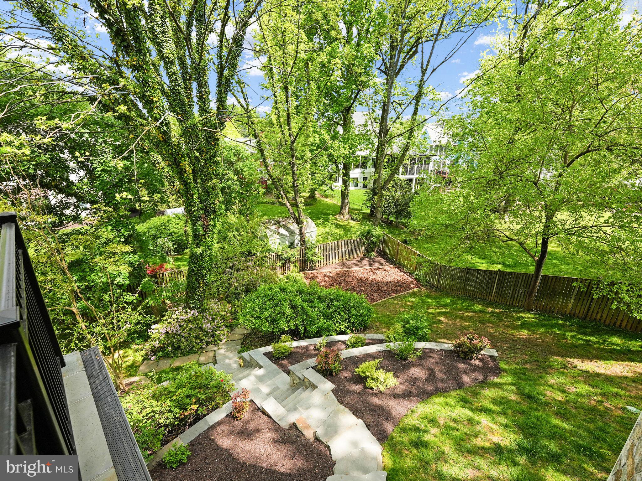 CRESCENT HILLS - Residential