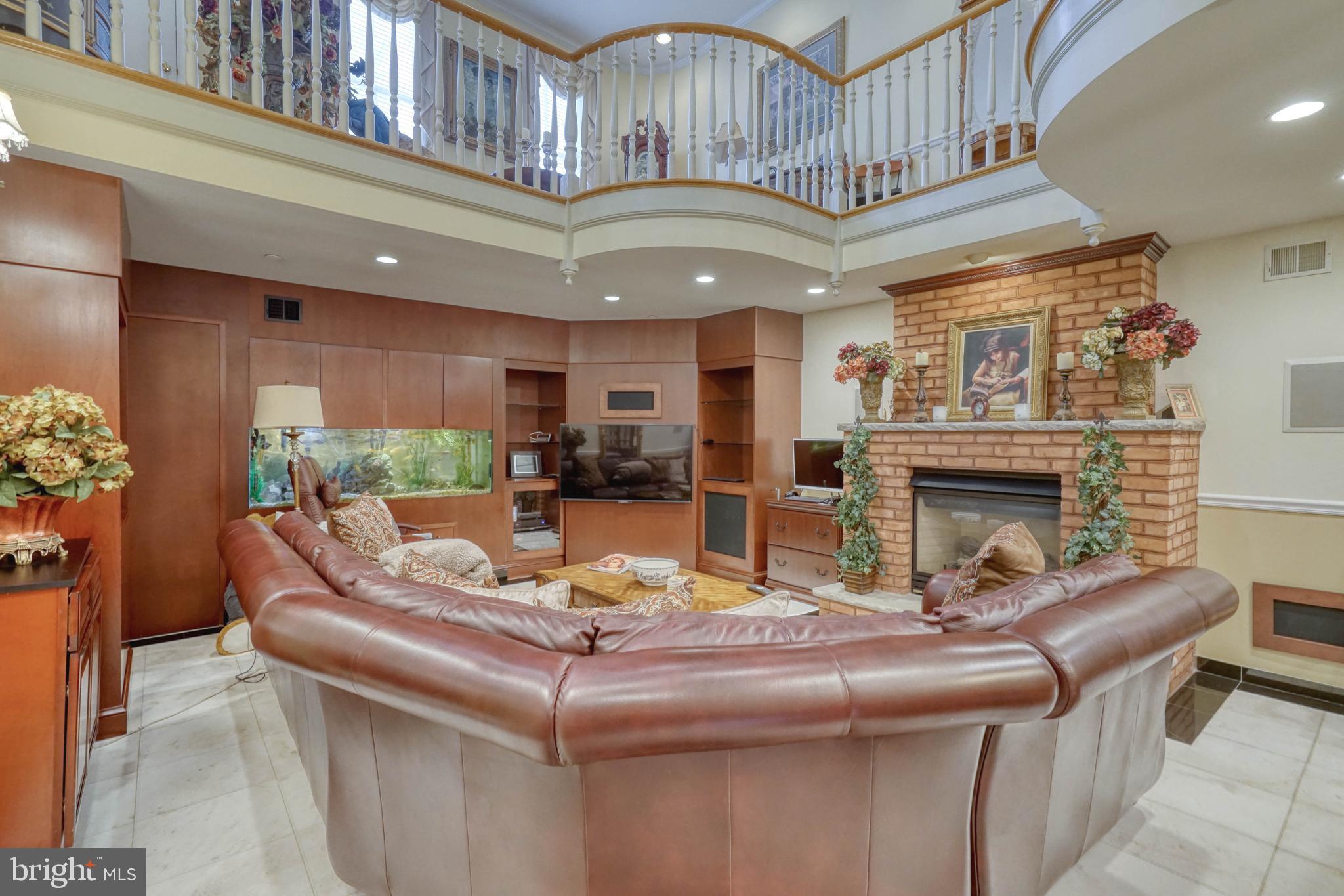 QUEEN VILLAGE - Residential