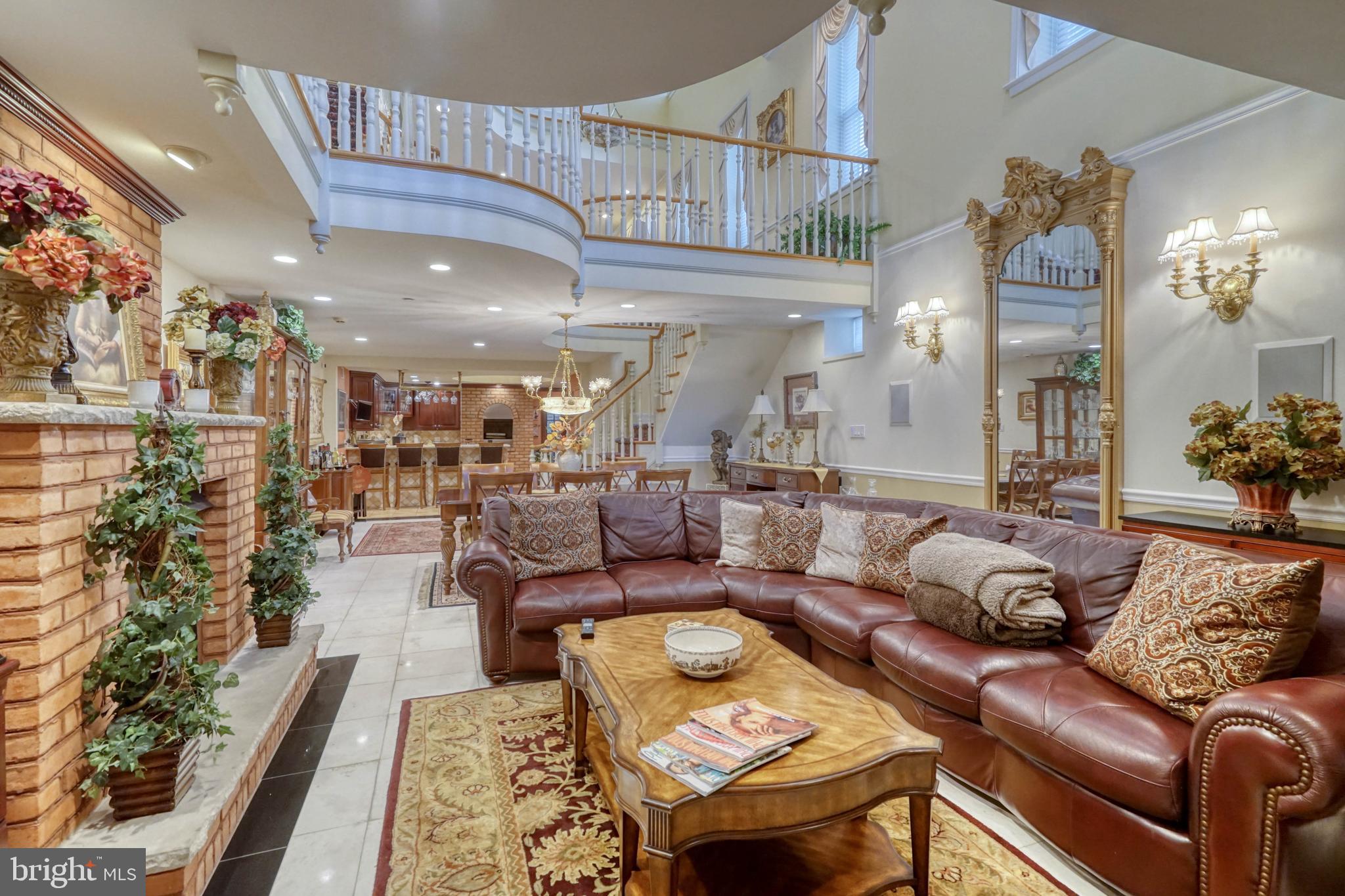 QUEEN VILLAGE - Residential