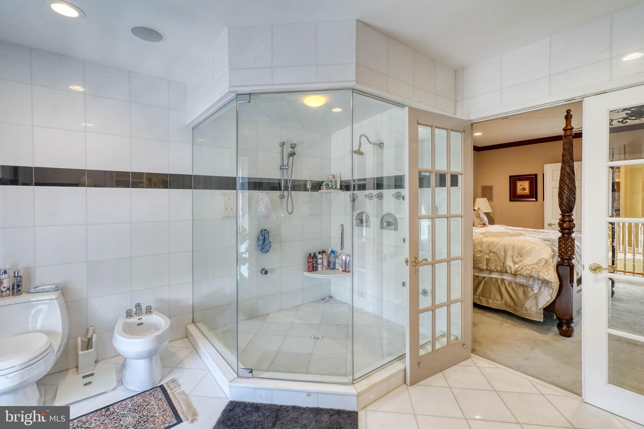 QUEEN VILLAGE - Residential