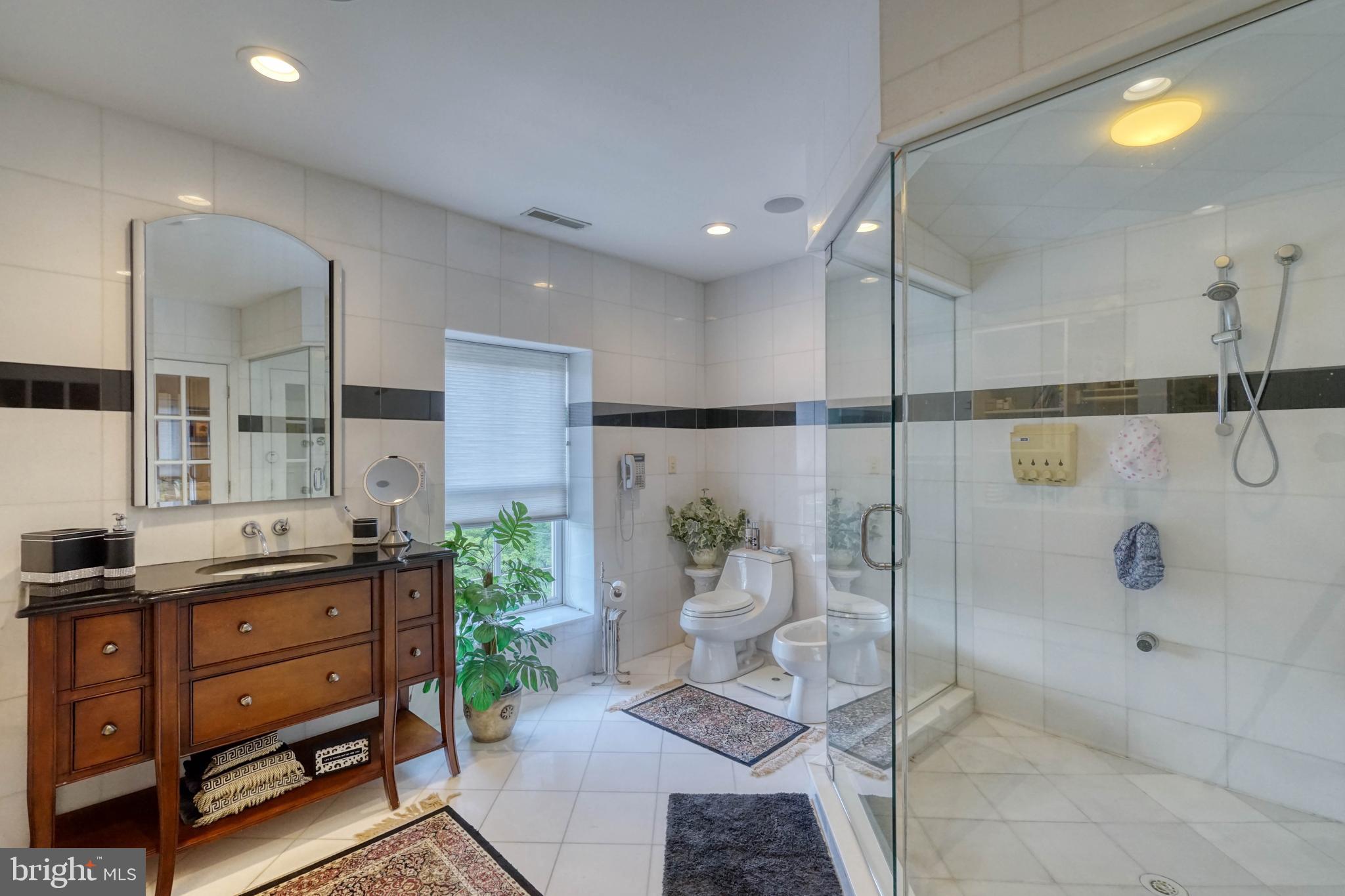 QUEEN VILLAGE - Residential