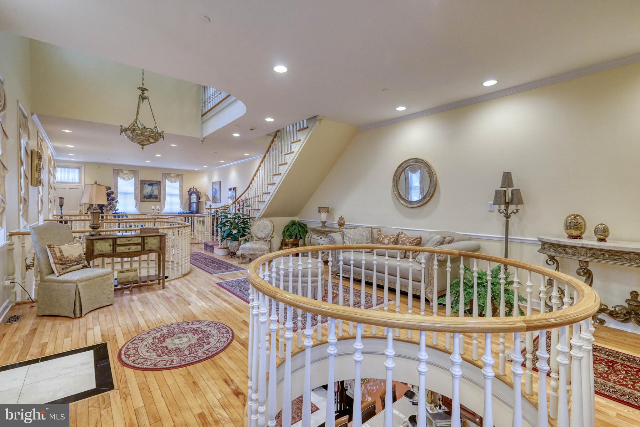 QUEEN VILLAGE - Residential