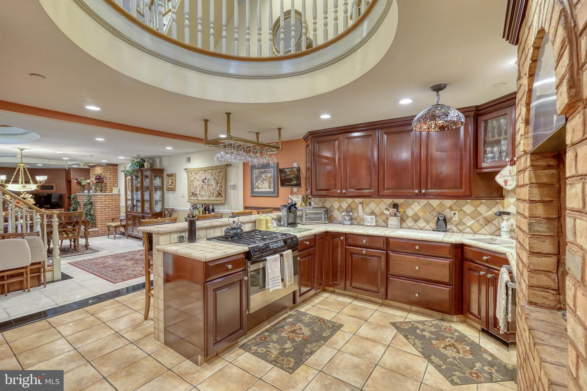 QUEEN VILLAGE - Residential