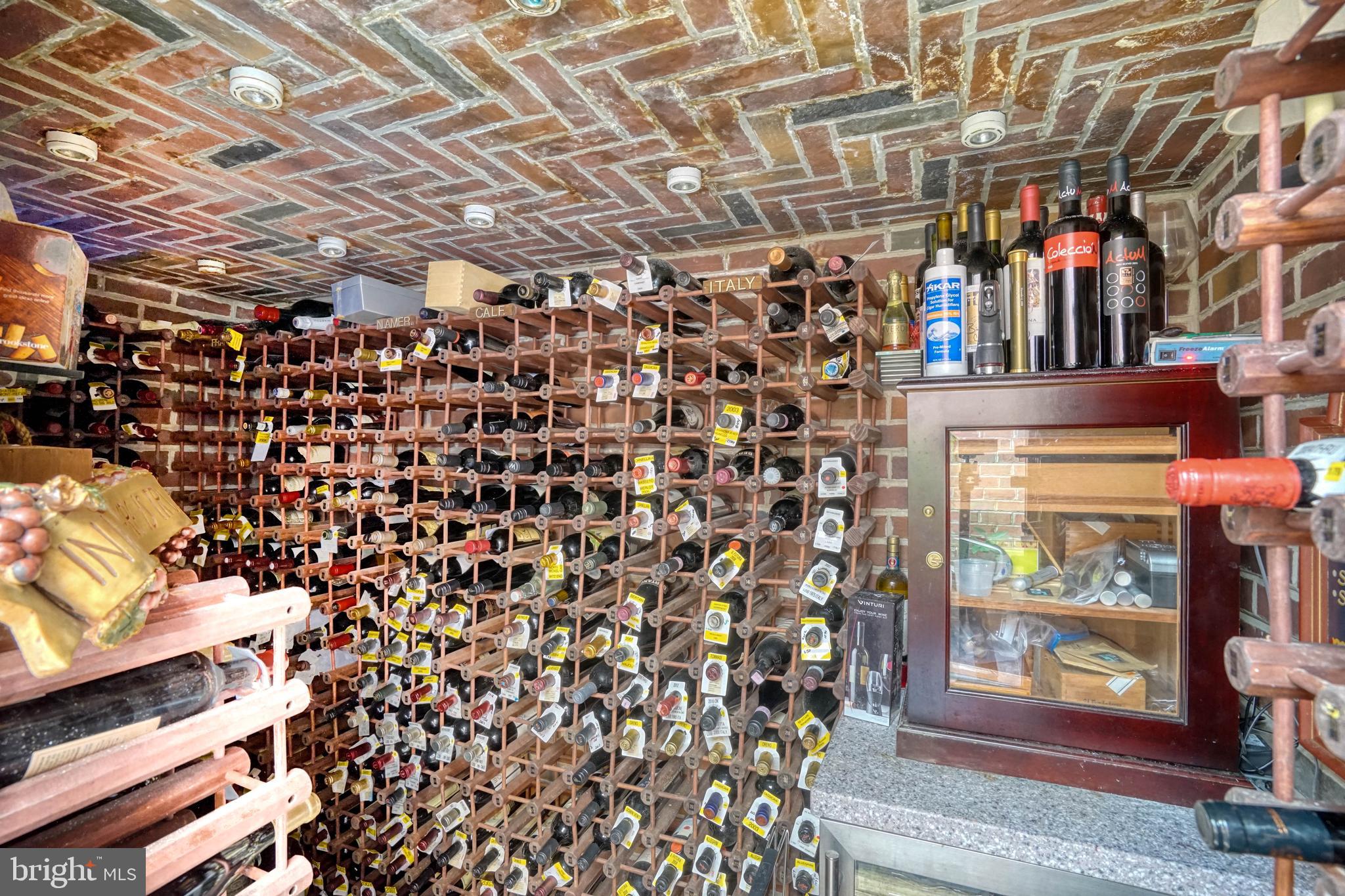 QUEEN VILLAGE - Residential