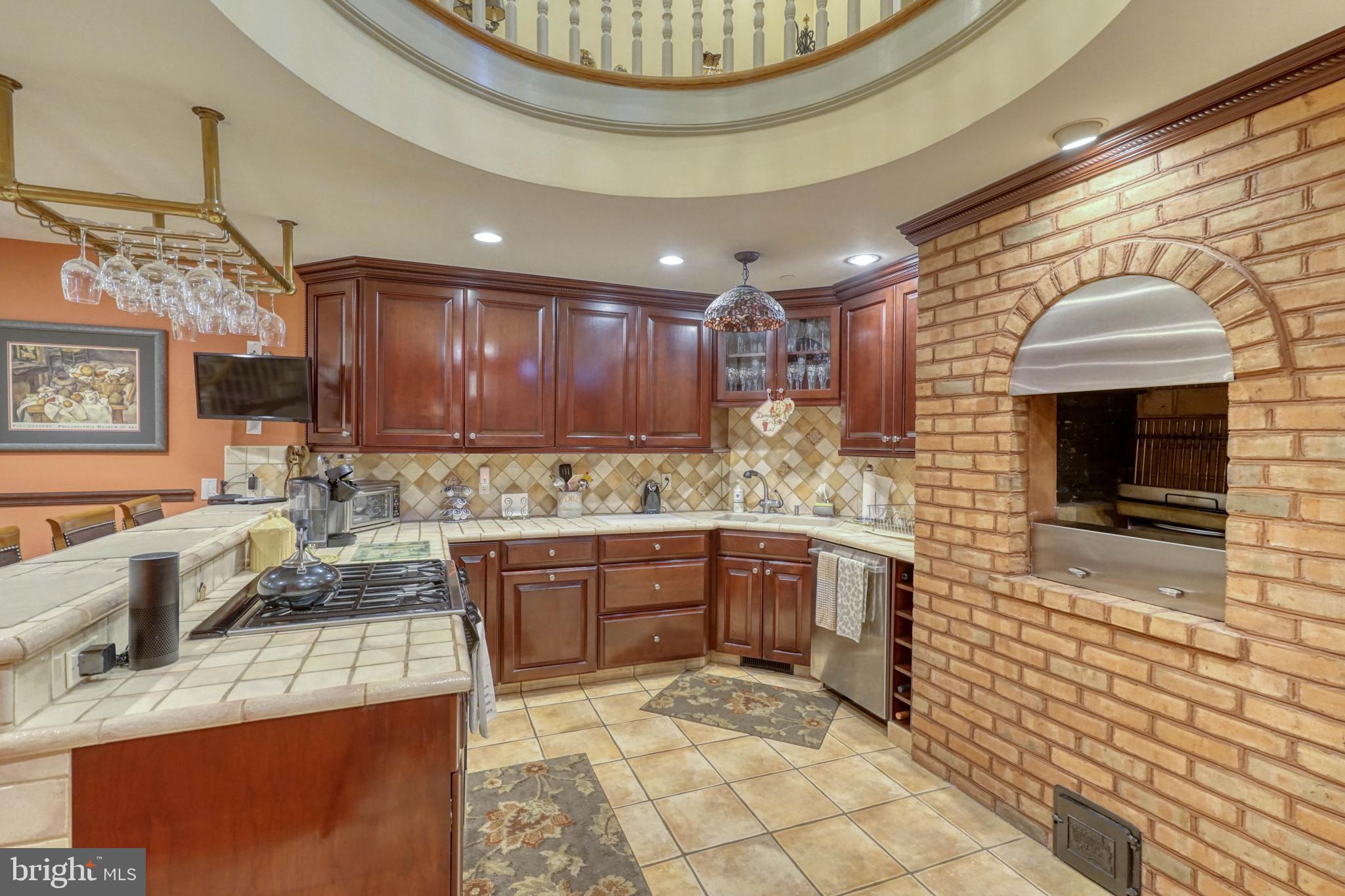 QUEEN VILLAGE - Residential