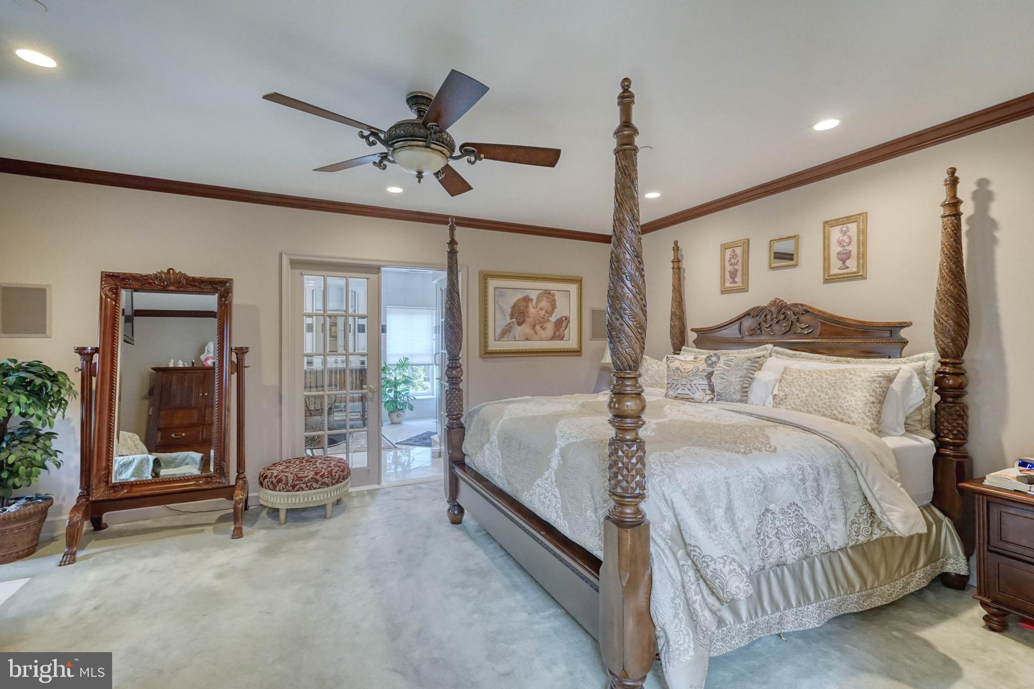 QUEEN VILLAGE - Residential