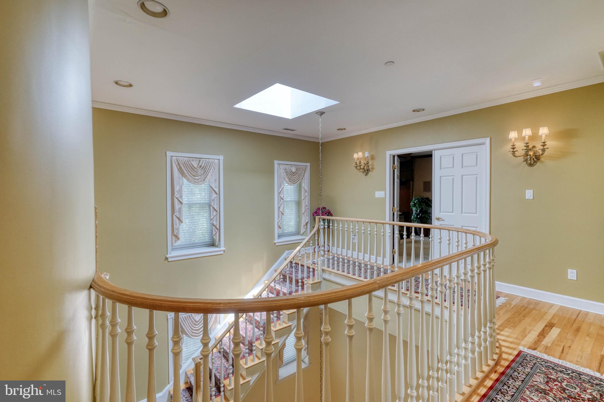 QUEEN VILLAGE - Residential