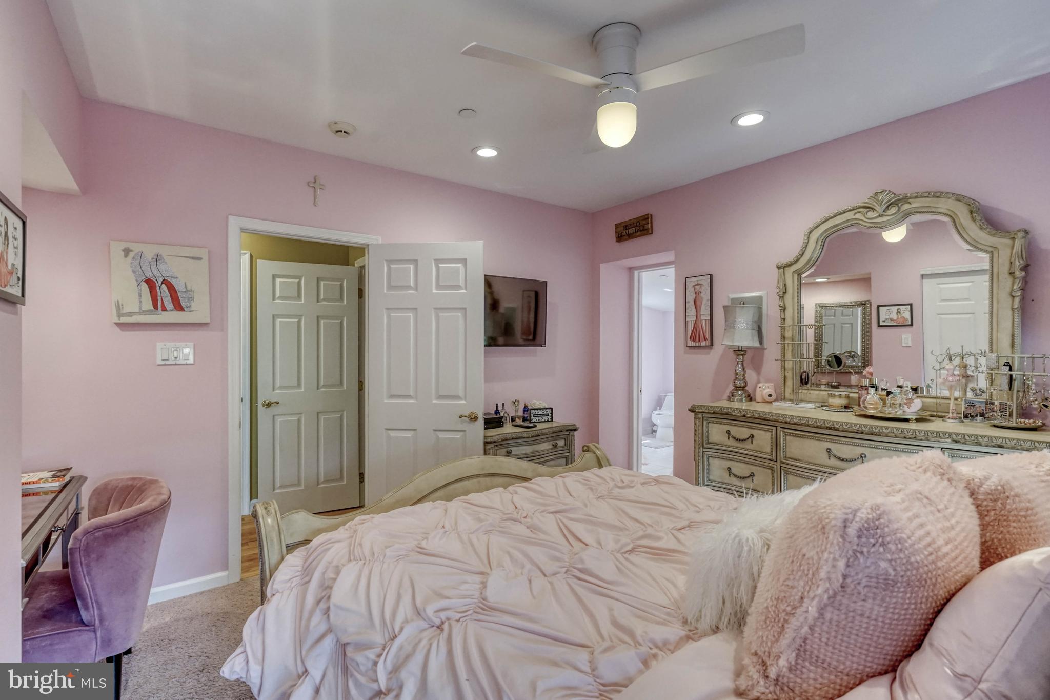 QUEEN VILLAGE - Residential