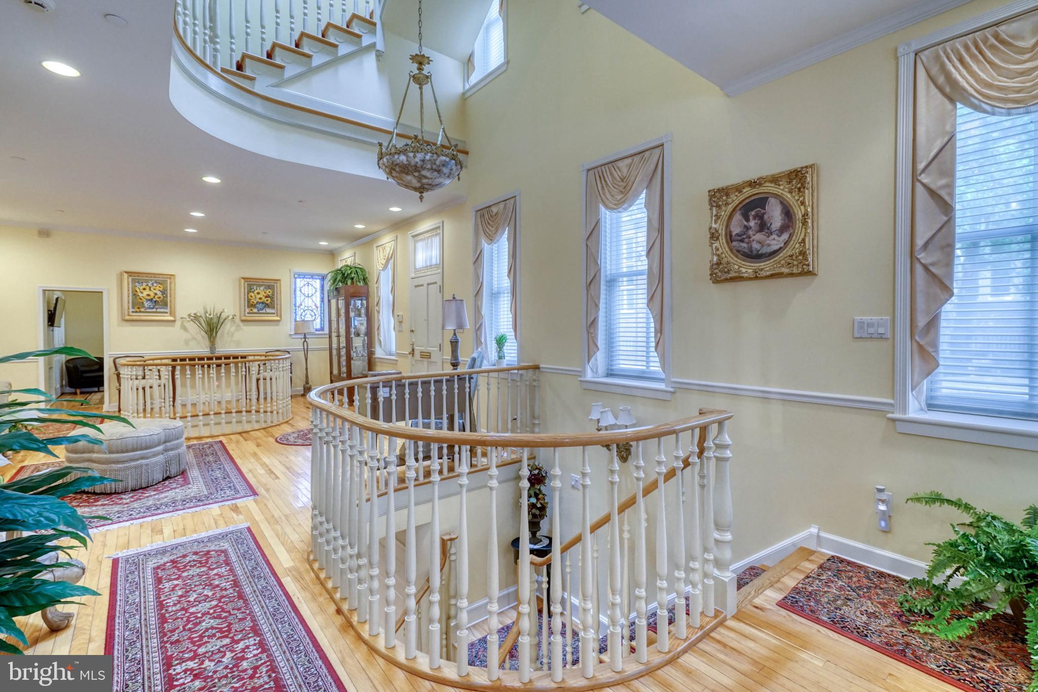 QUEEN VILLAGE - Residential